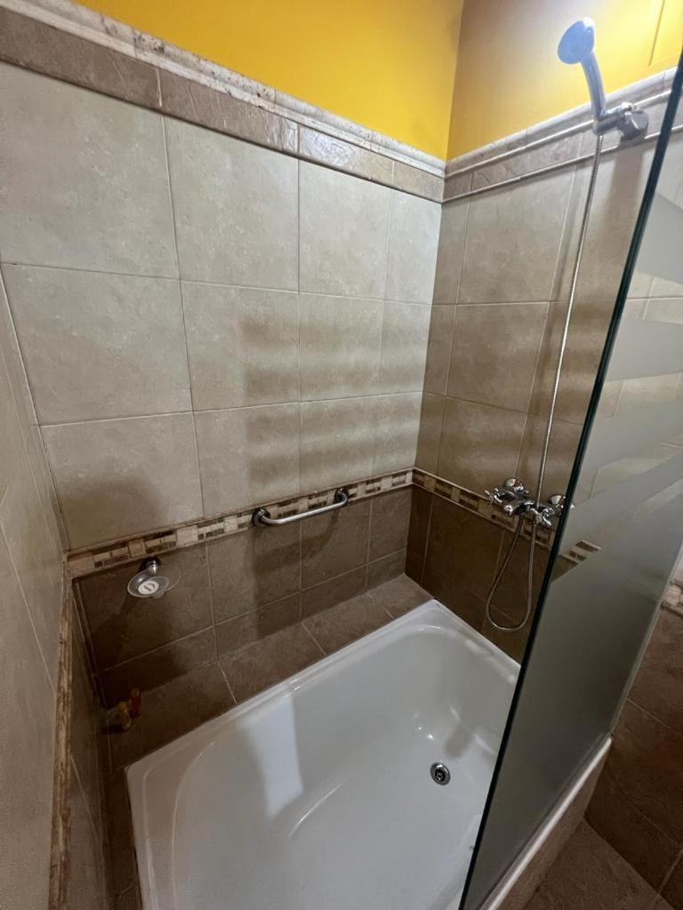 Departamento con pileta climatizada Roca