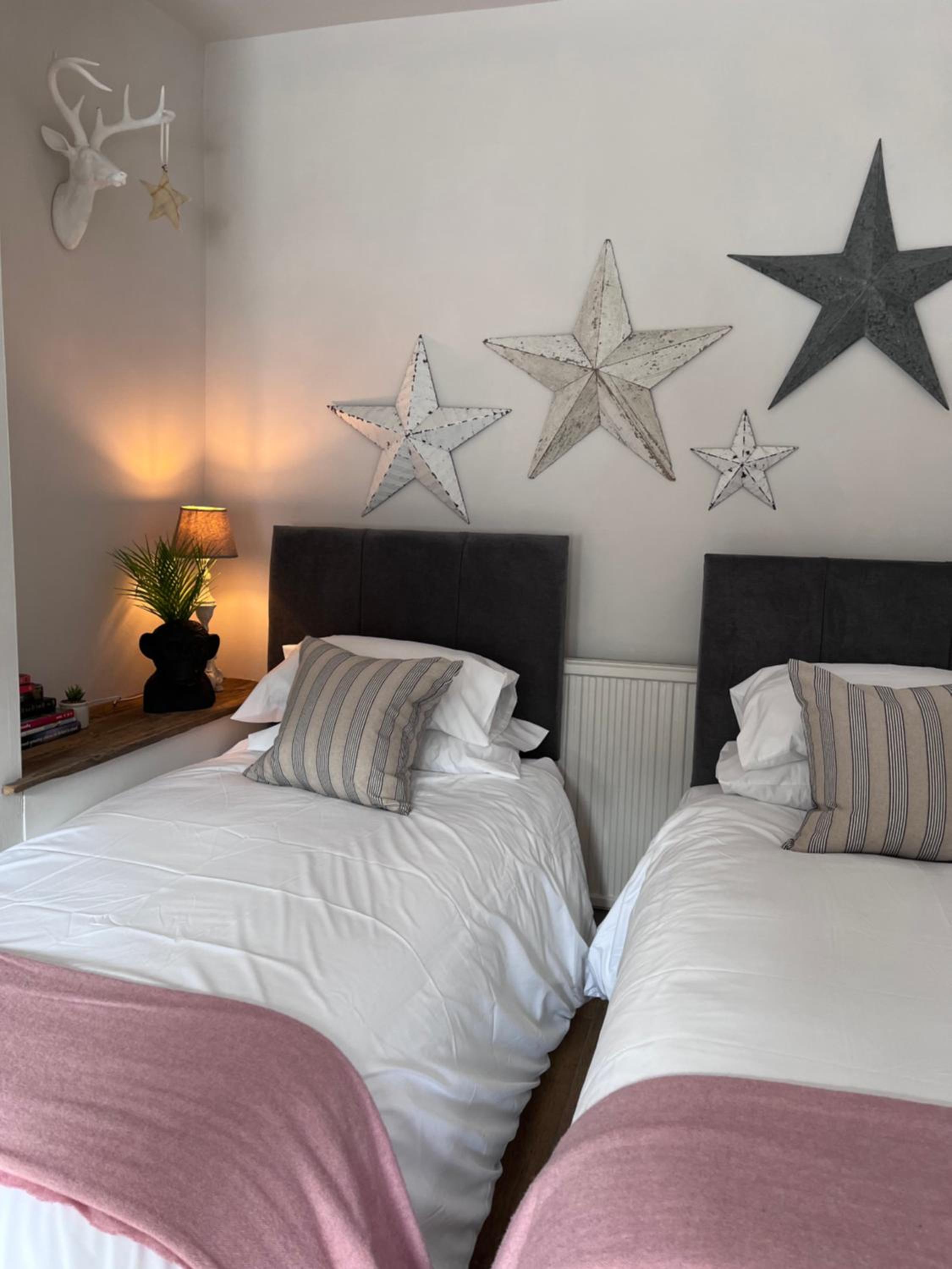CWTCH COTTAGE Llantrisant 2 bed home - sleeps 4 view 5