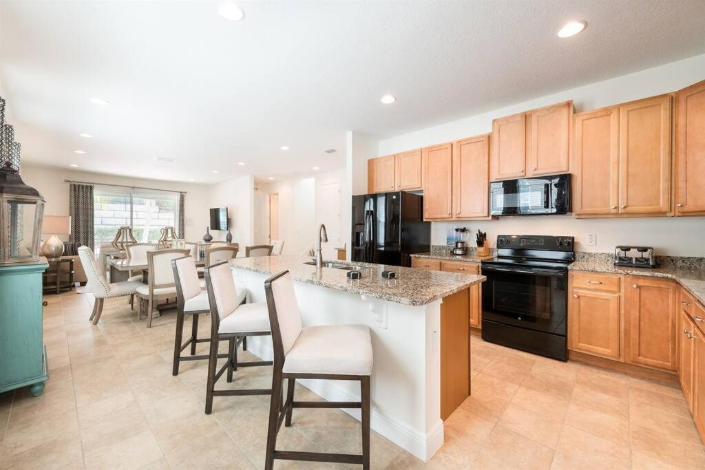 350 Villa - 8BD - Private Pool - Game room