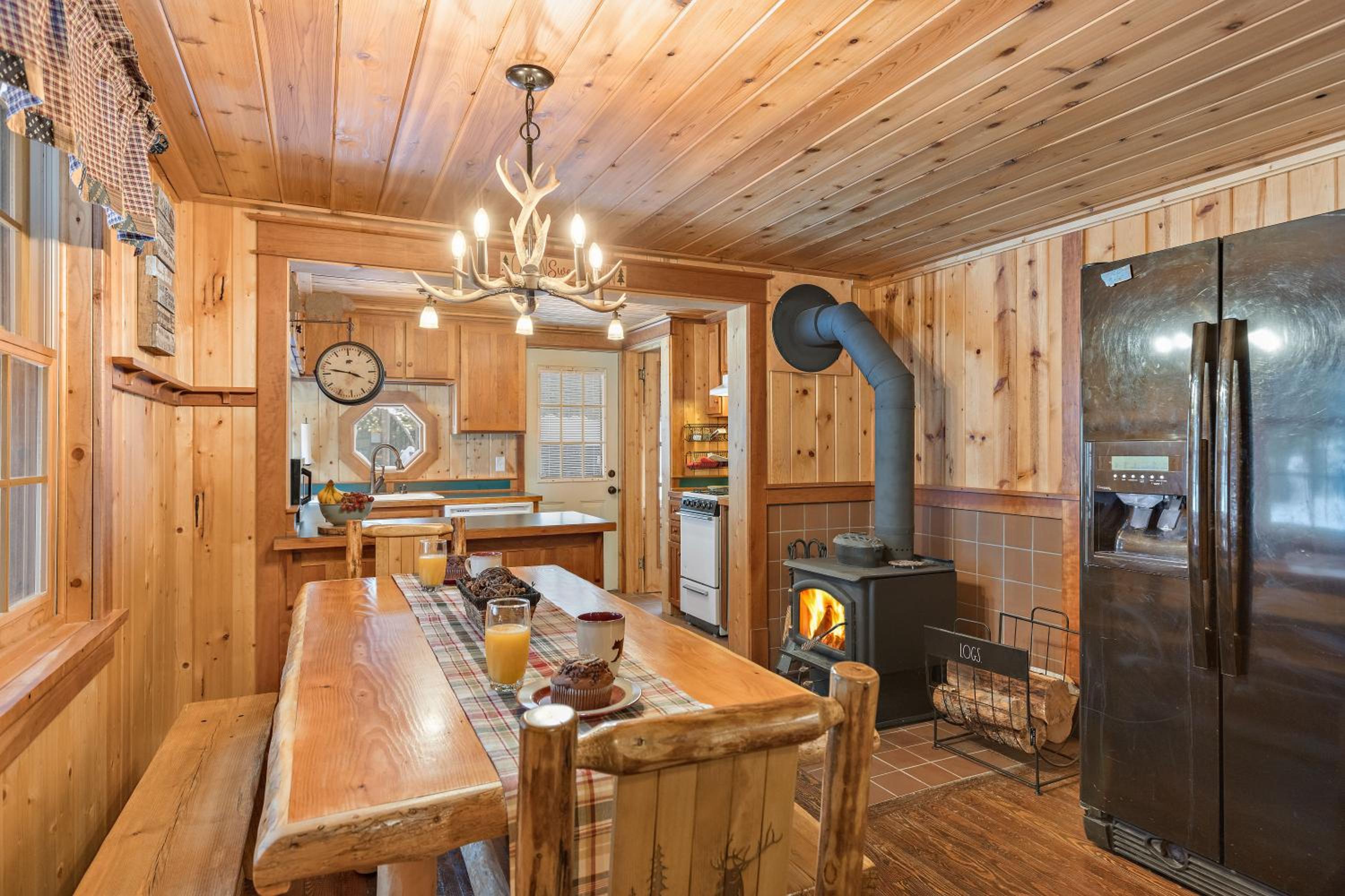 Double Loop by KABINO Large Driveway Fire Pit Fireplaces Grill WiFi Sleeps 11 in Summer and only 7 in Winter
