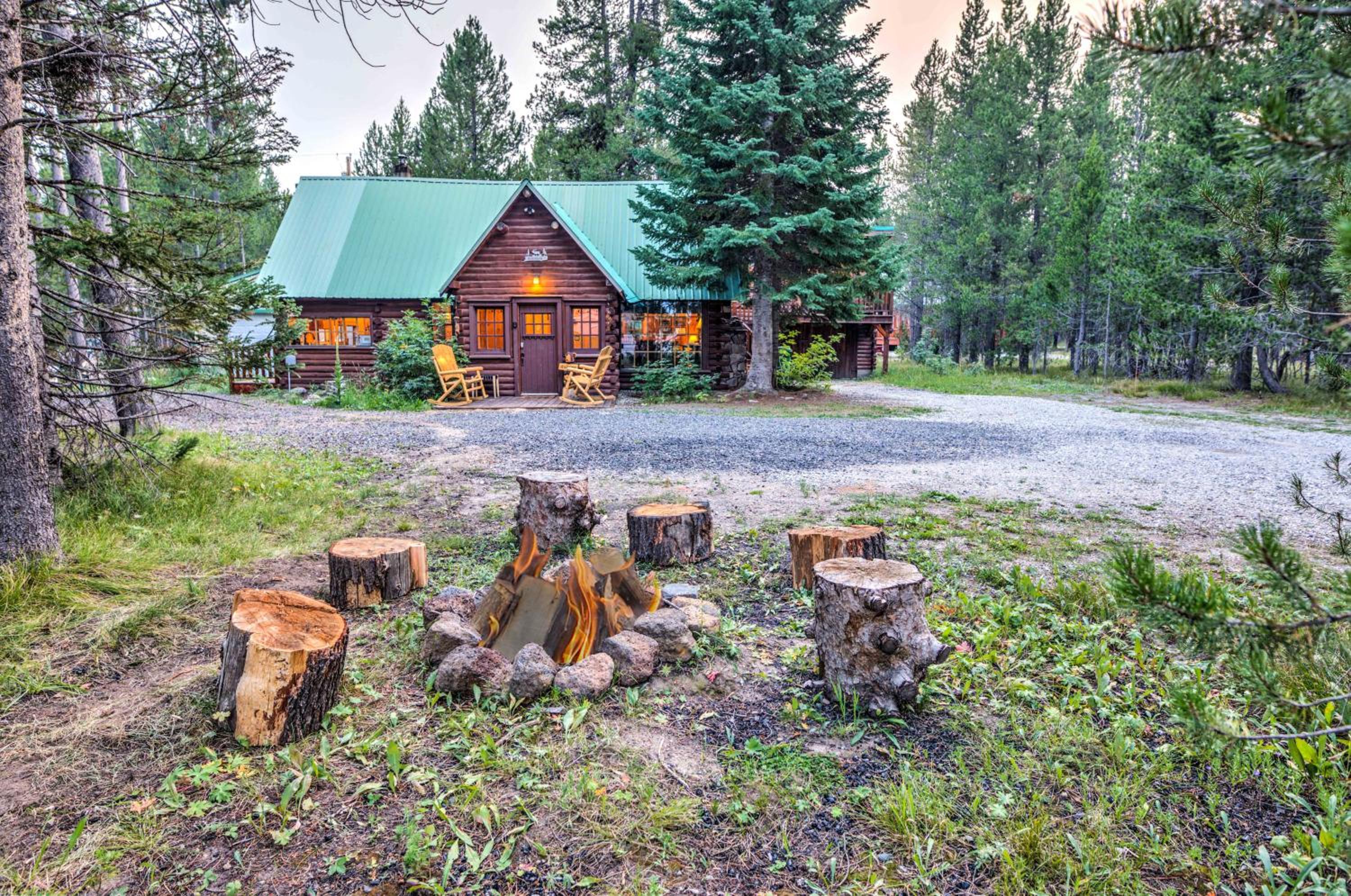 Double Loop by KABINO Large Driveway Fire Pit Fireplaces Grill WiFi Sleeps 11 in Summer and only 7 in Winter