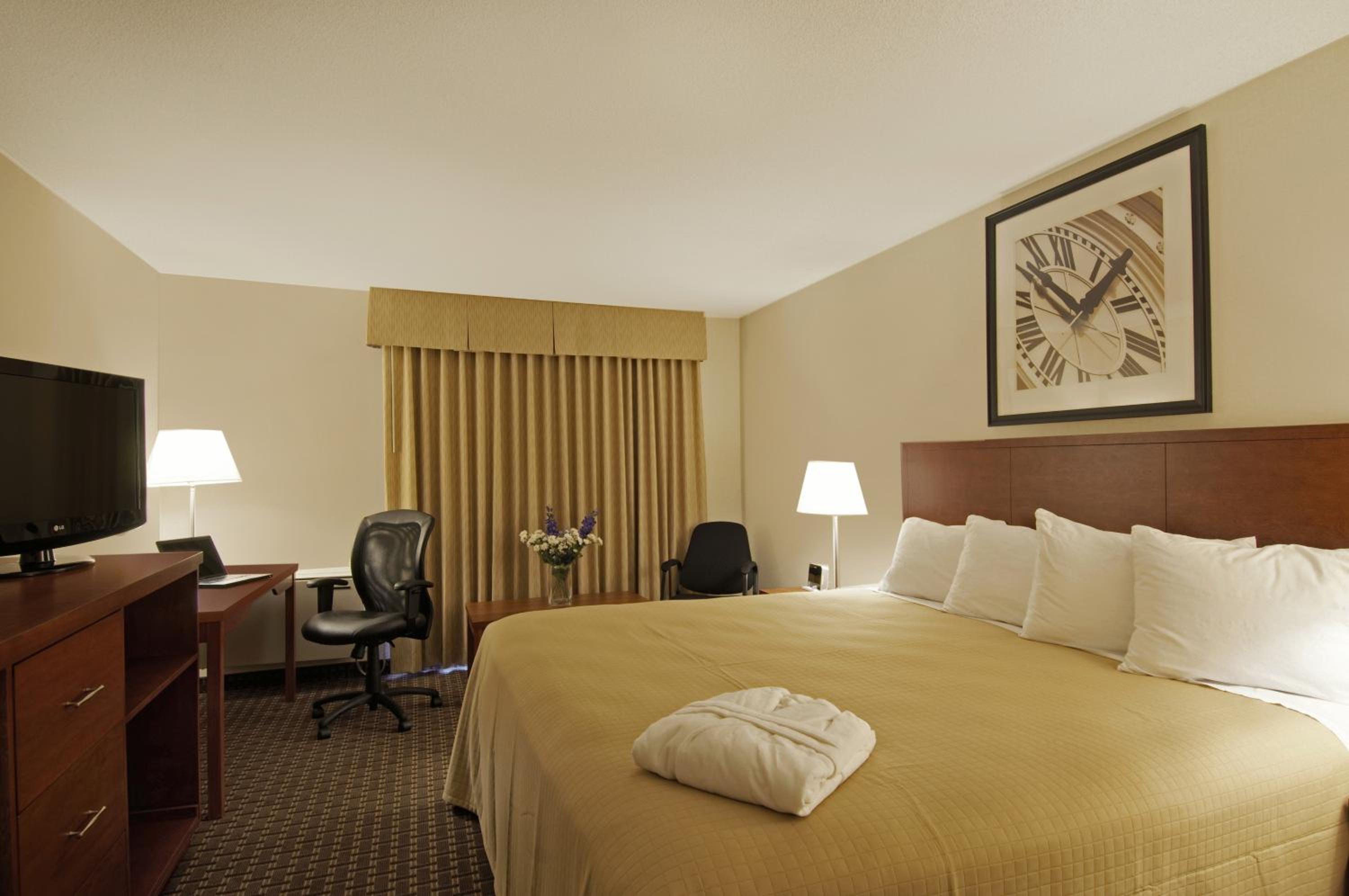 North Bay Vacations - Quality Inn - Property Image 10
