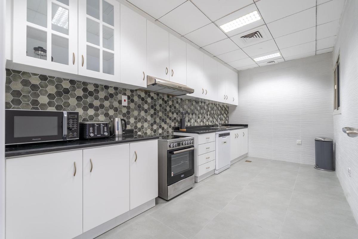 Dubai Marina - Stunning Huge 4 Bedroom Apts Near JBR - Gym - Pool - Parking by Sojo Stay