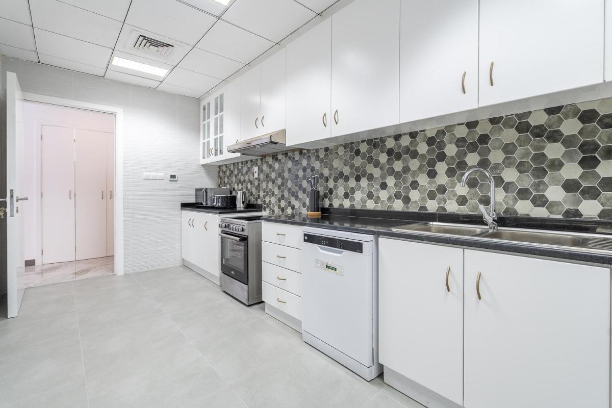 Dubai Marina - Stunning Huge 4 Bedroom Apts Near JBR - Gym - Pool - Parking by Sojo Stay