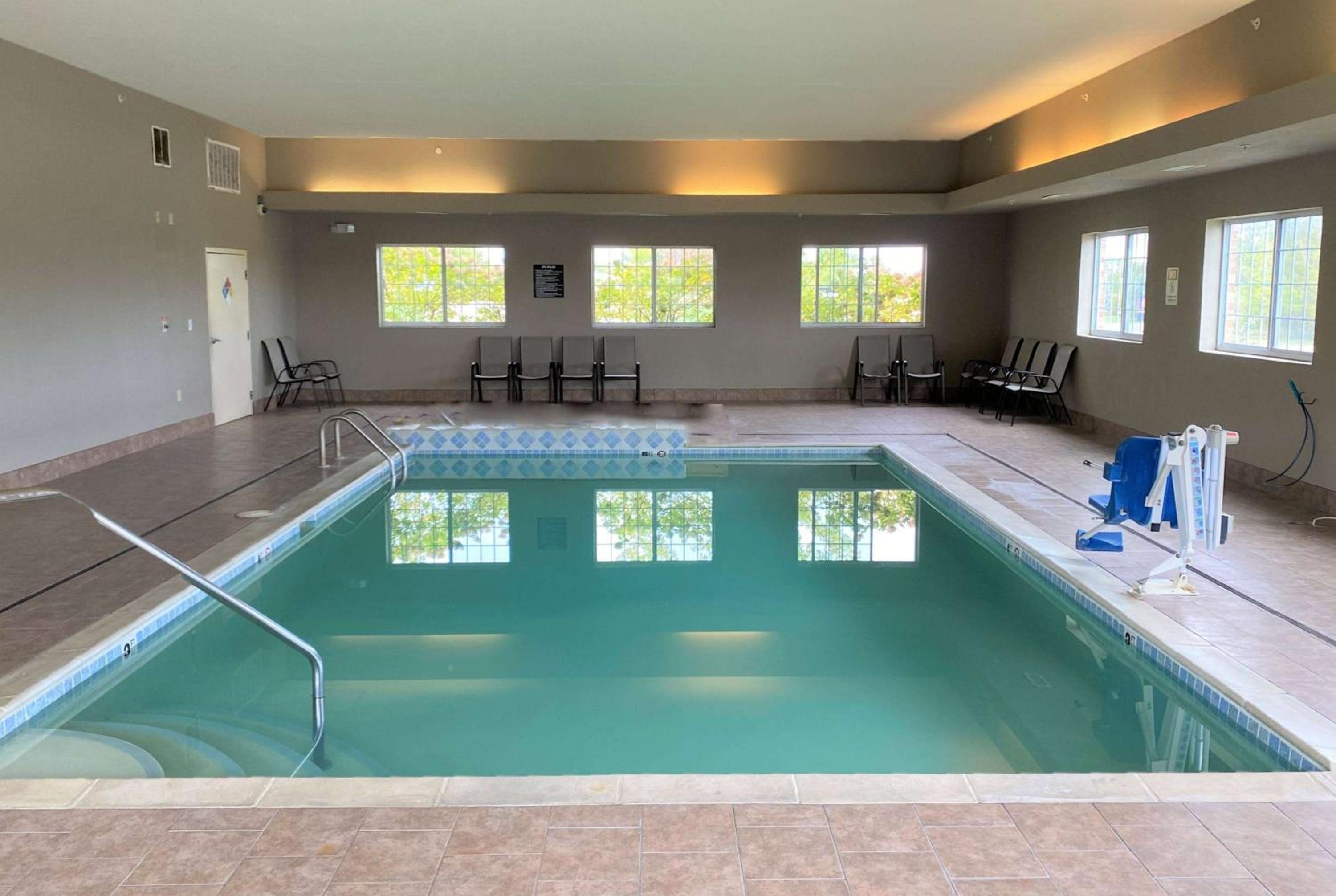 Super 8 by Wyndham Cedar Falls view 4