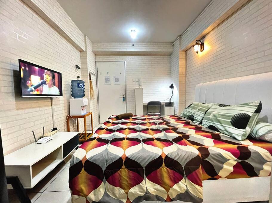 Bright Cozy Studio City View Android TV at Apt Greenbay Pluit Tower A view 2