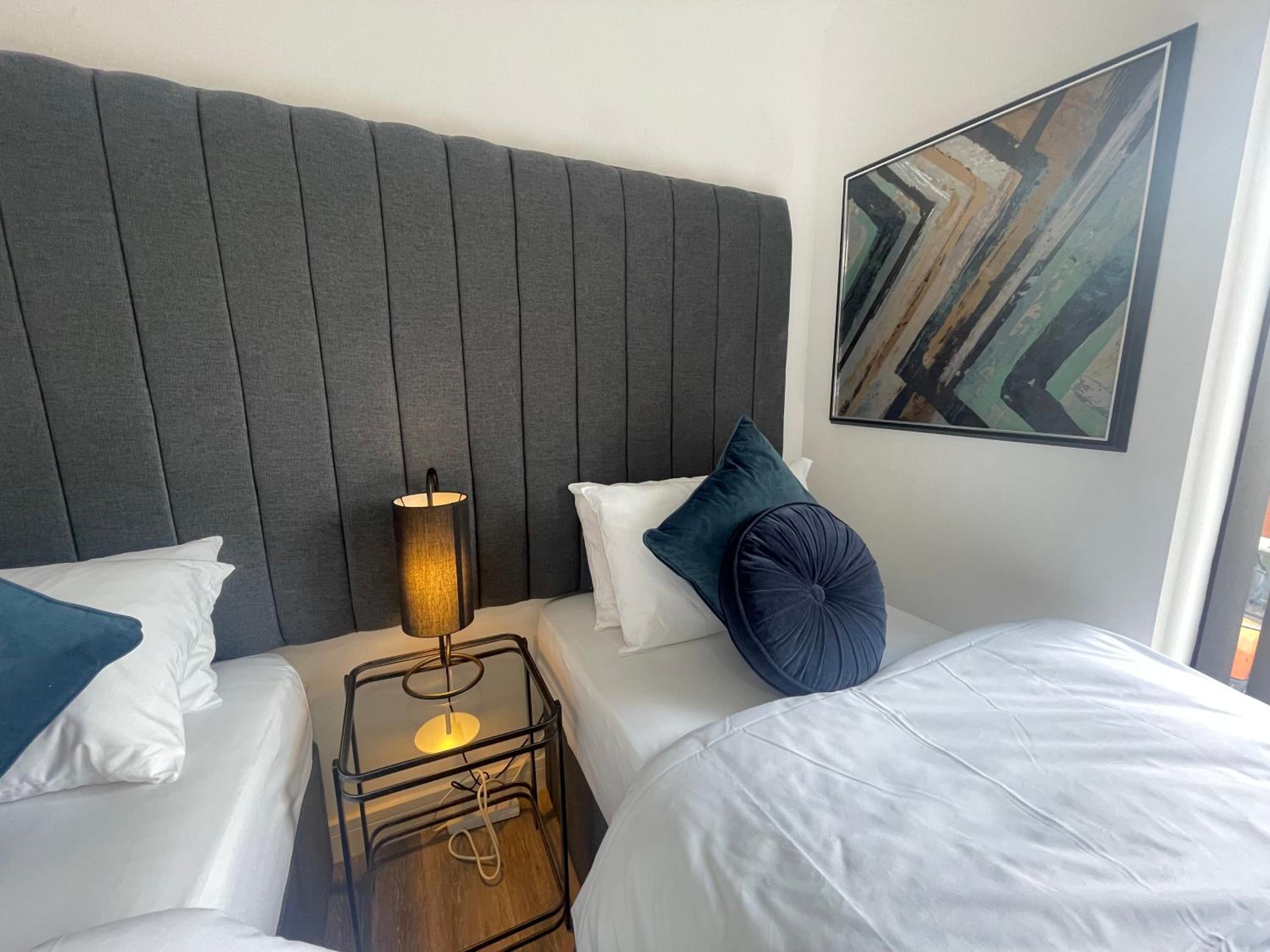 Sapphire Premier Apartments w/Secure Parking view 4