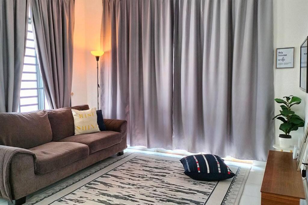IRIS 33 Corner Lot House Spacious Outdoor Malay Only view 2