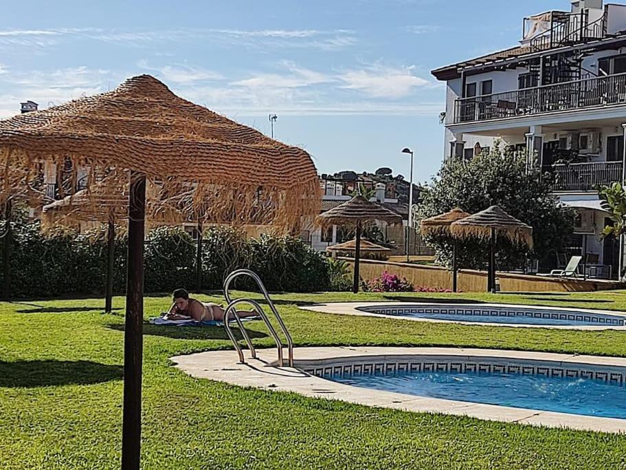 Hotel Apartamento completo con piscina comunitaria y patio exterior - Image 1