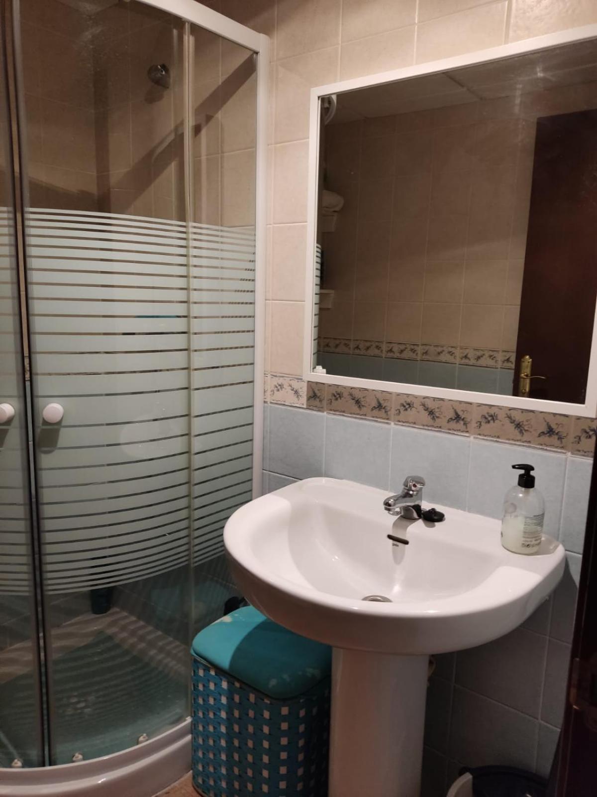 Apartamento completo con piscina comunitaria y patio exterior