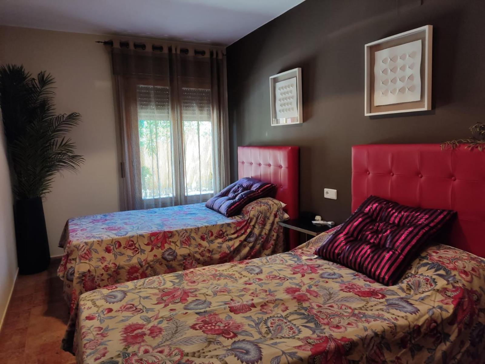Apartamento completo con piscina comunitaria y patio exterior