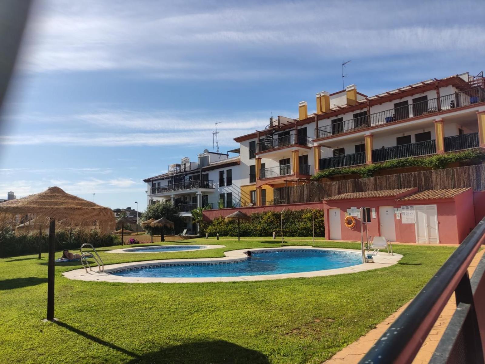 Apartamento completo con piscina comunitaria y patio exterior