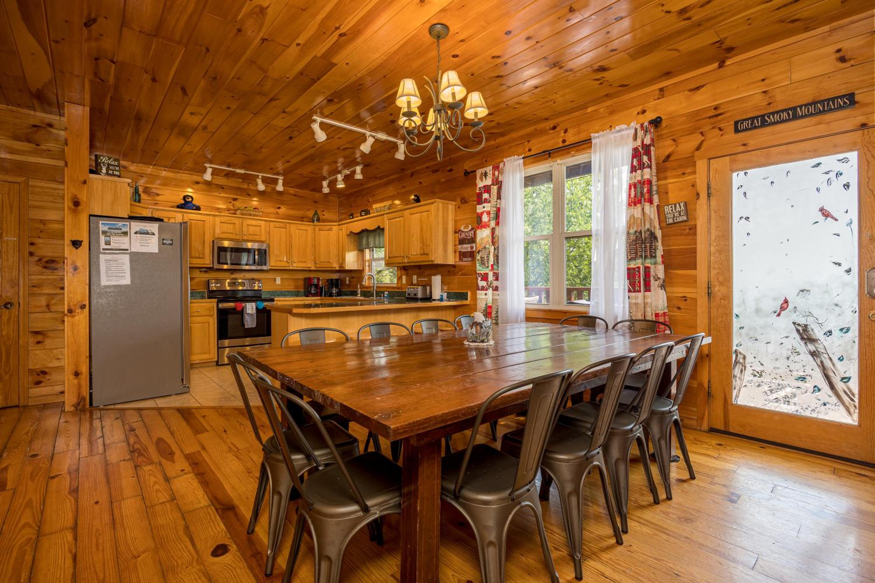 Luxurious 6BR Smoky Mountain cabin with stunning views, game room, fire pit and hot tub, Wi-Fi