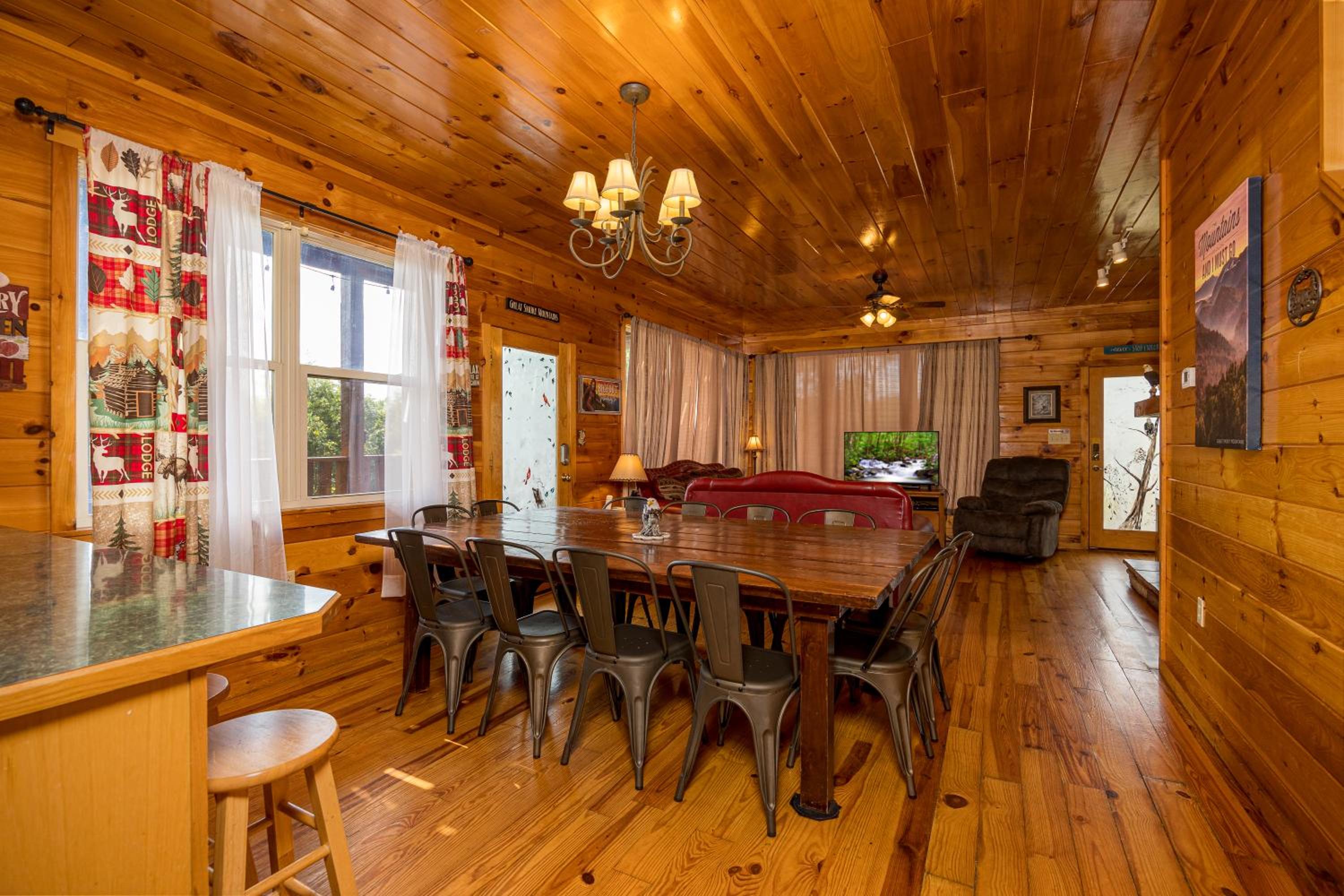 Luxurious 6BR Smoky Mountain cabin with stunning views, game room, fire pit and hot tub, Wi-Fi