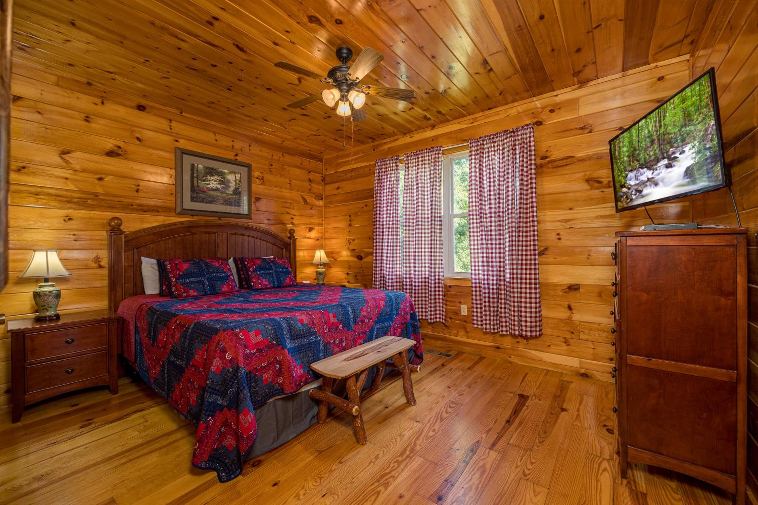 Luxurious 6BR Smoky Mountain cabin with stunning views, game room, fire pit and hot tub, Wi-Fi