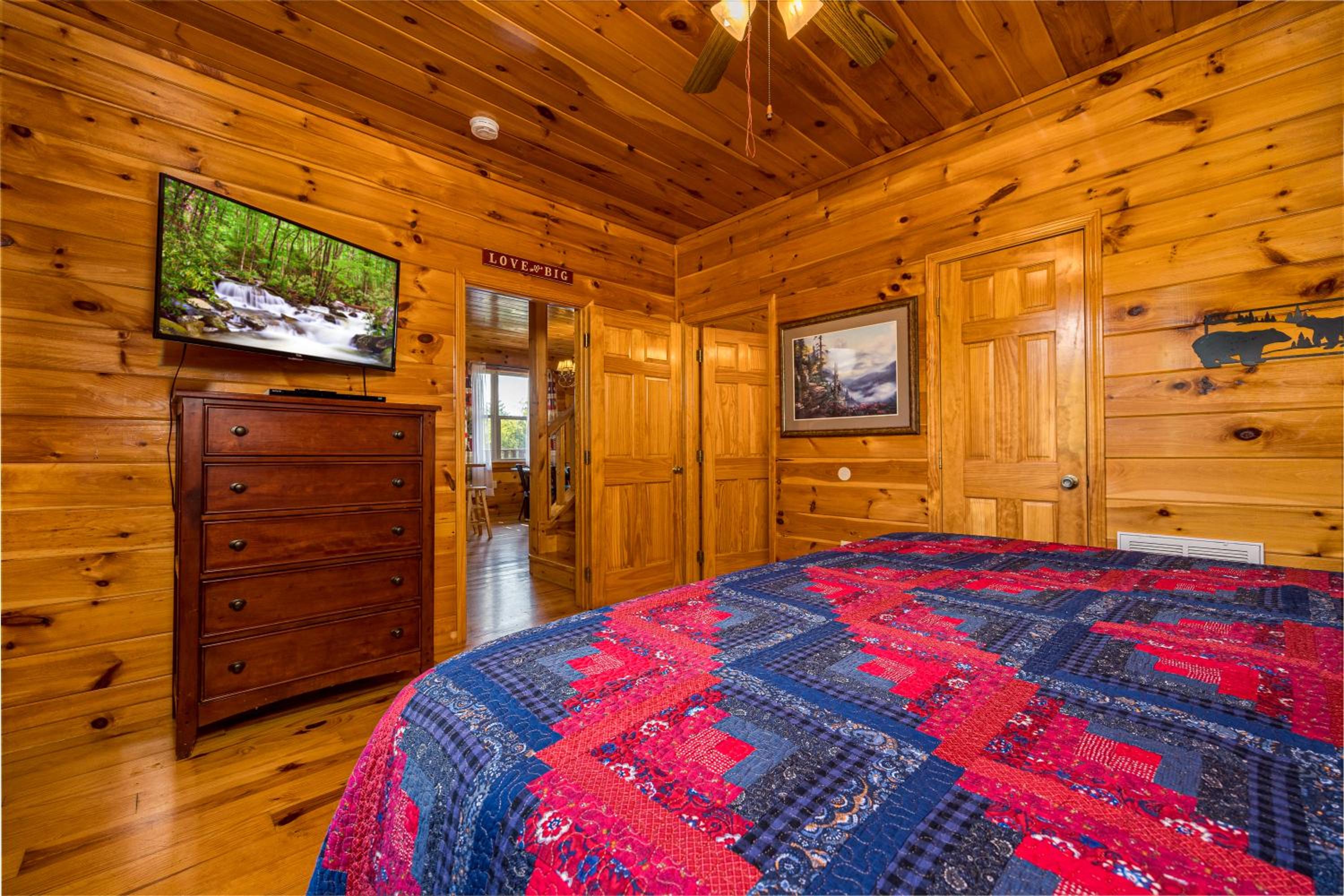 Luxurious 6BR Smoky Mountain cabin with stunning views, game room, fire pit and hot tub, Wi-Fi