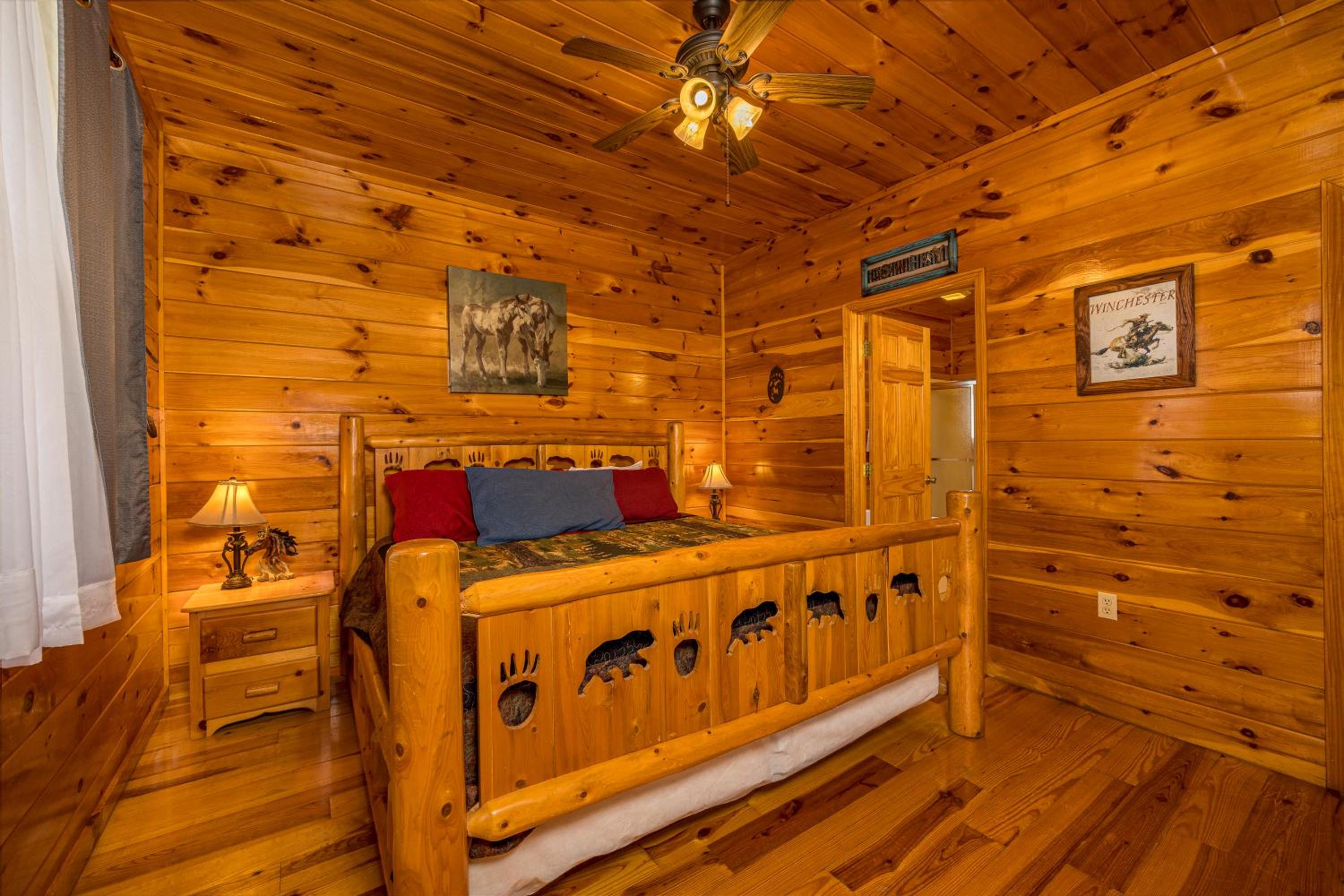 Luxurious 6BR Smoky Mountain cabin with stunning views, game room, fire pit and hot tub, Wi-Fi