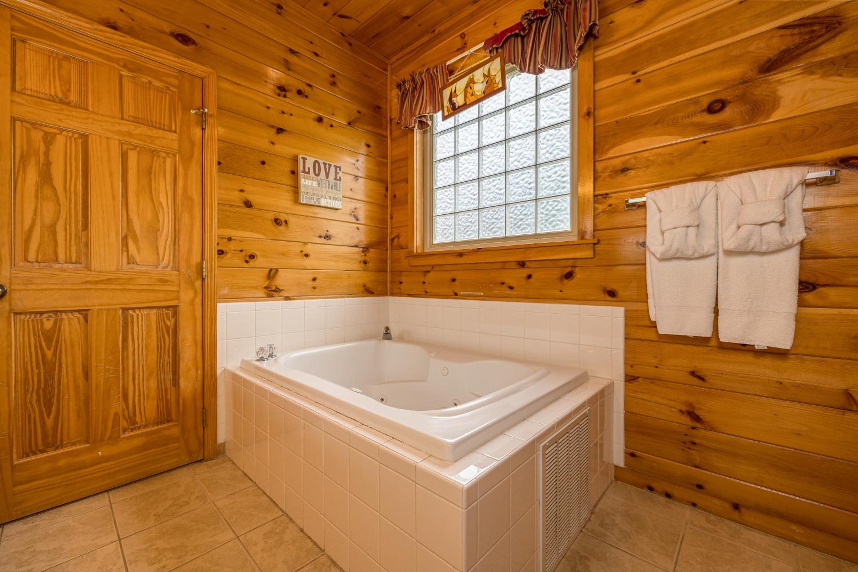 Luxurious 6BR Smoky Mountain cabin with stunning views, game room, fire pit and hot tub, Wi-Fi
