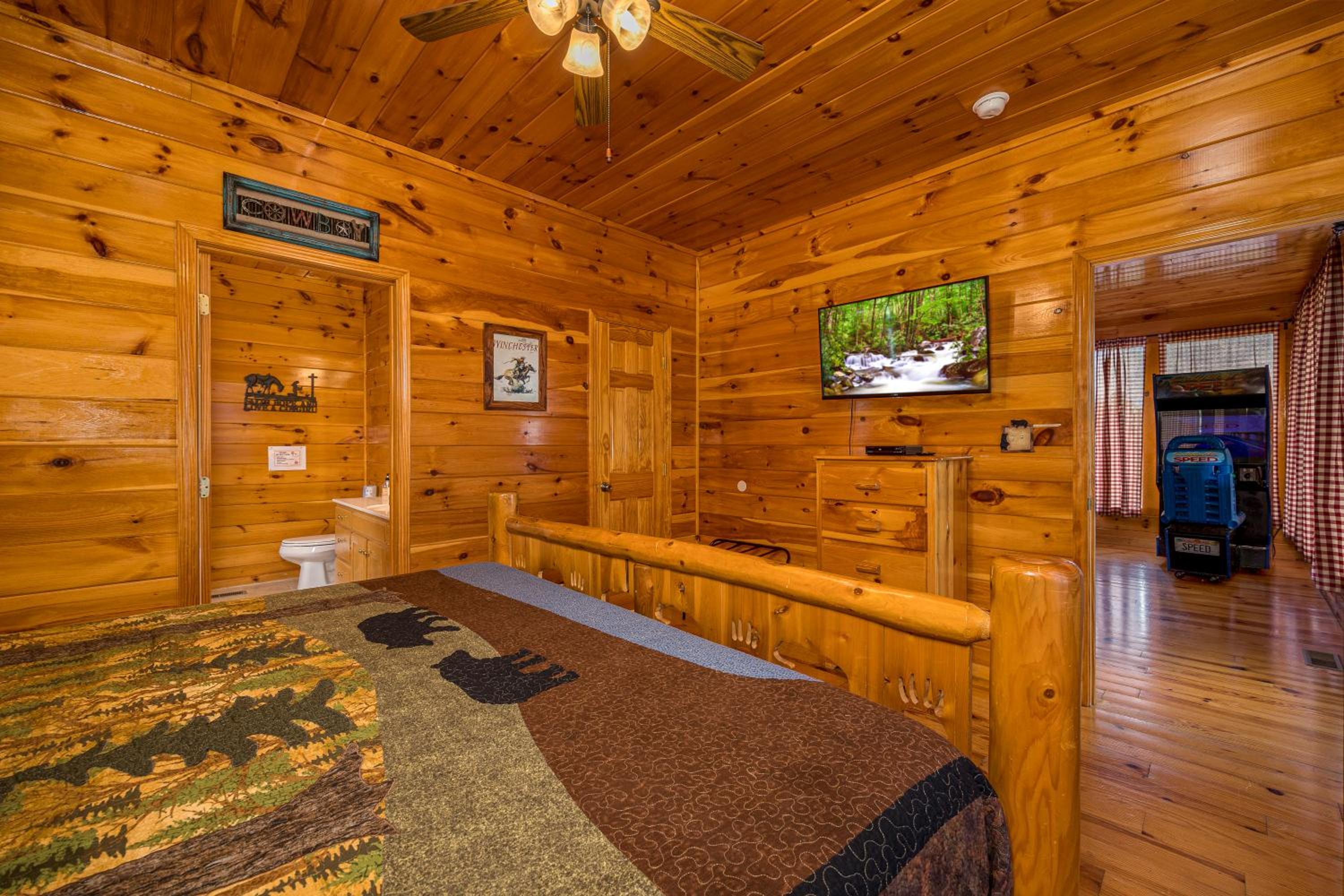 Luxurious 6BR Smoky Mountain cabin with stunning views, game room, fire pit and hot tub, Wi-Fi
