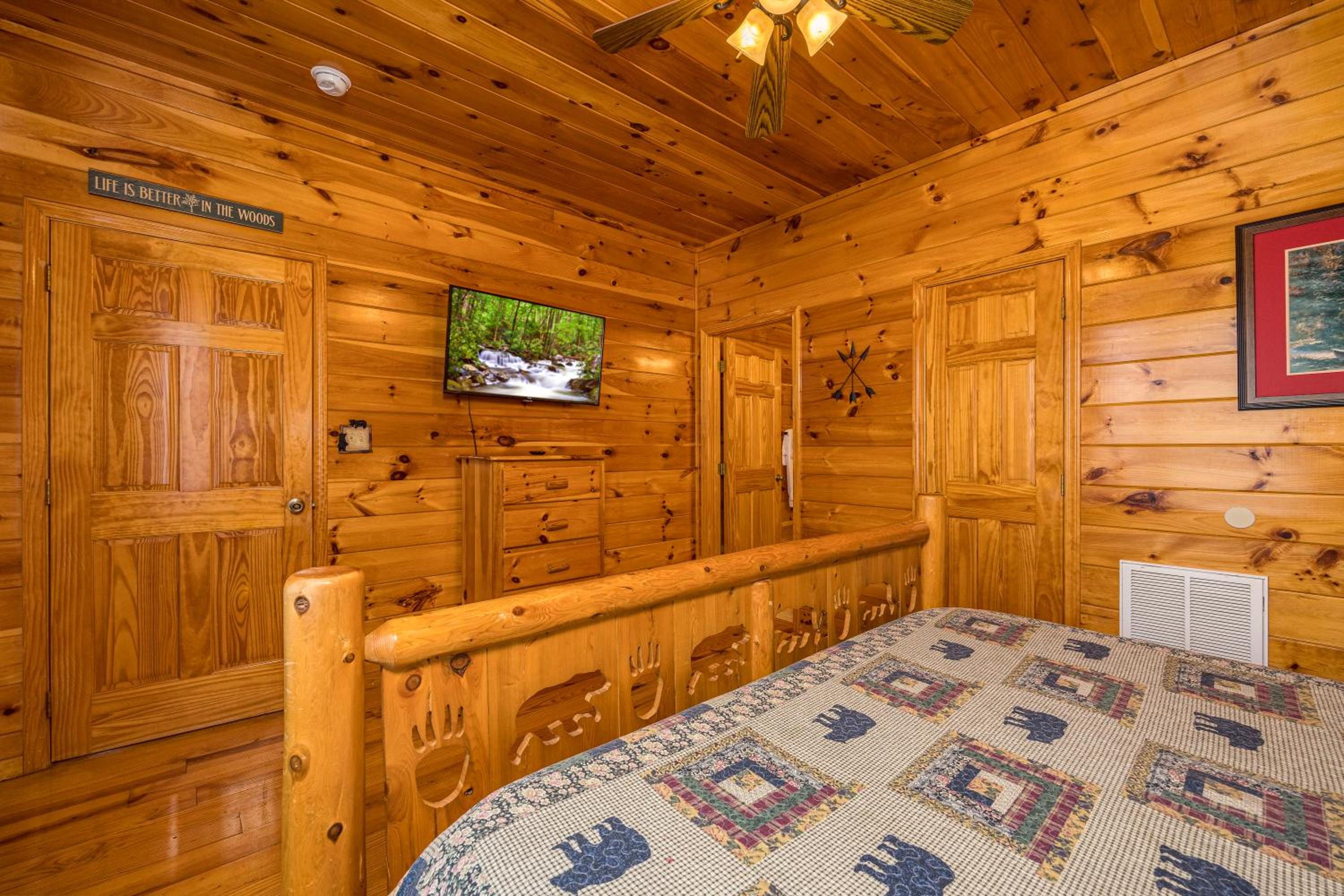 Luxurious 6BR Smoky Mountain cabin with stunning views, game room, fire pit and hot tub, Wi-Fi