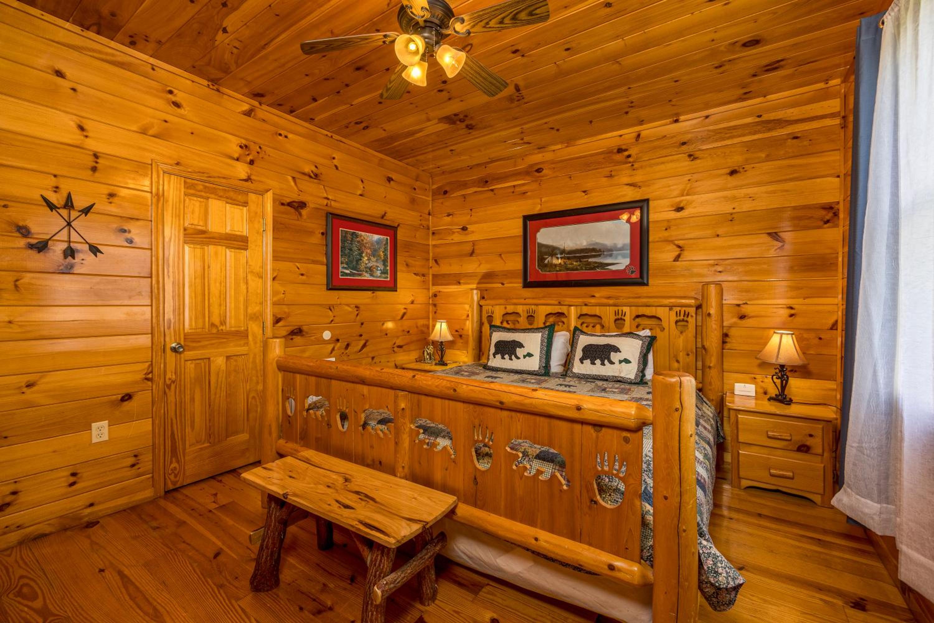 Luxurious 6BR Smoky Mountain cabin with stunning views, game room, fire pit and hot tub, Wi-Fi