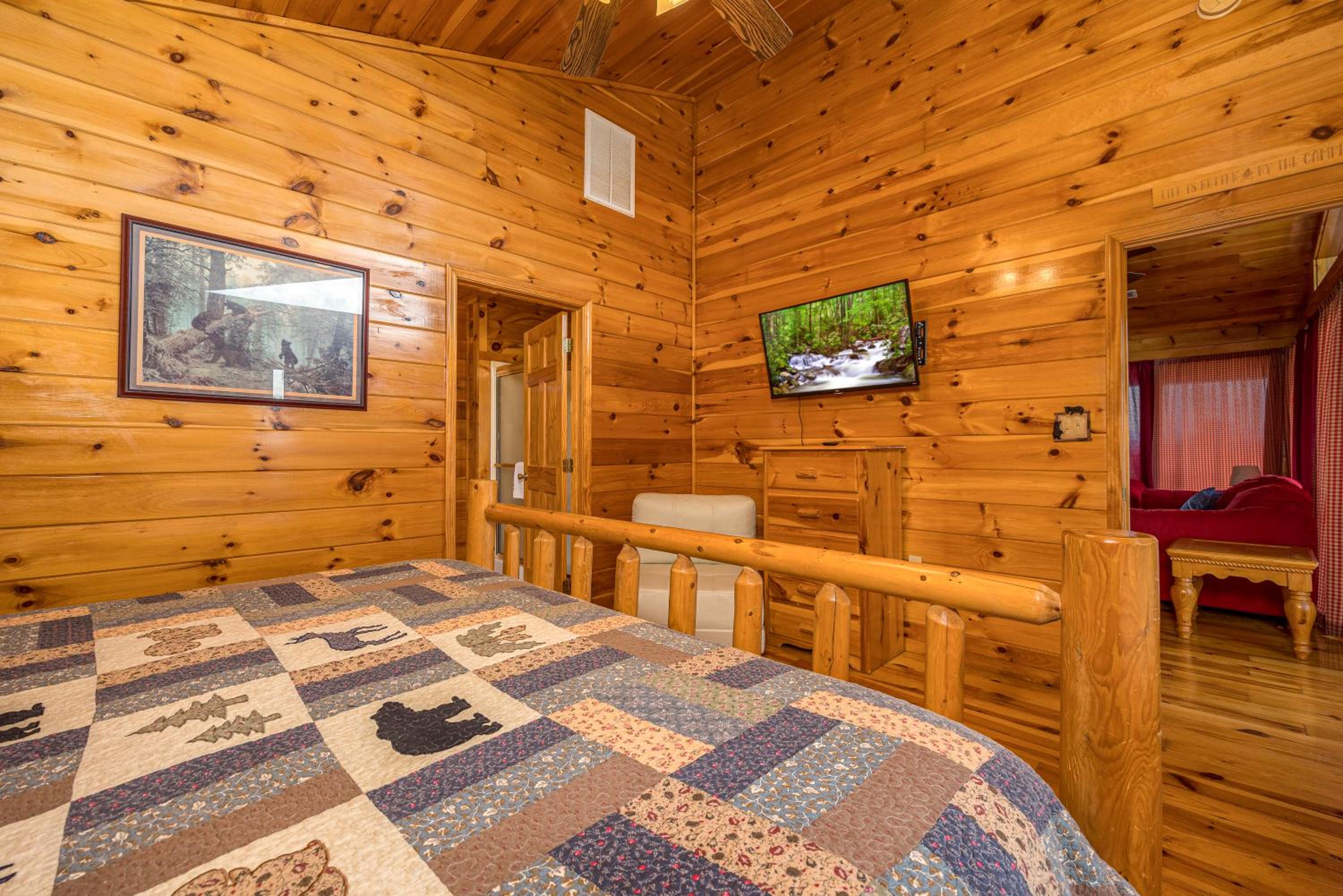 Luxurious 6BR Smoky Mountain cabin with stunning views, game room, fire pit and hot tub, Wi-Fi
