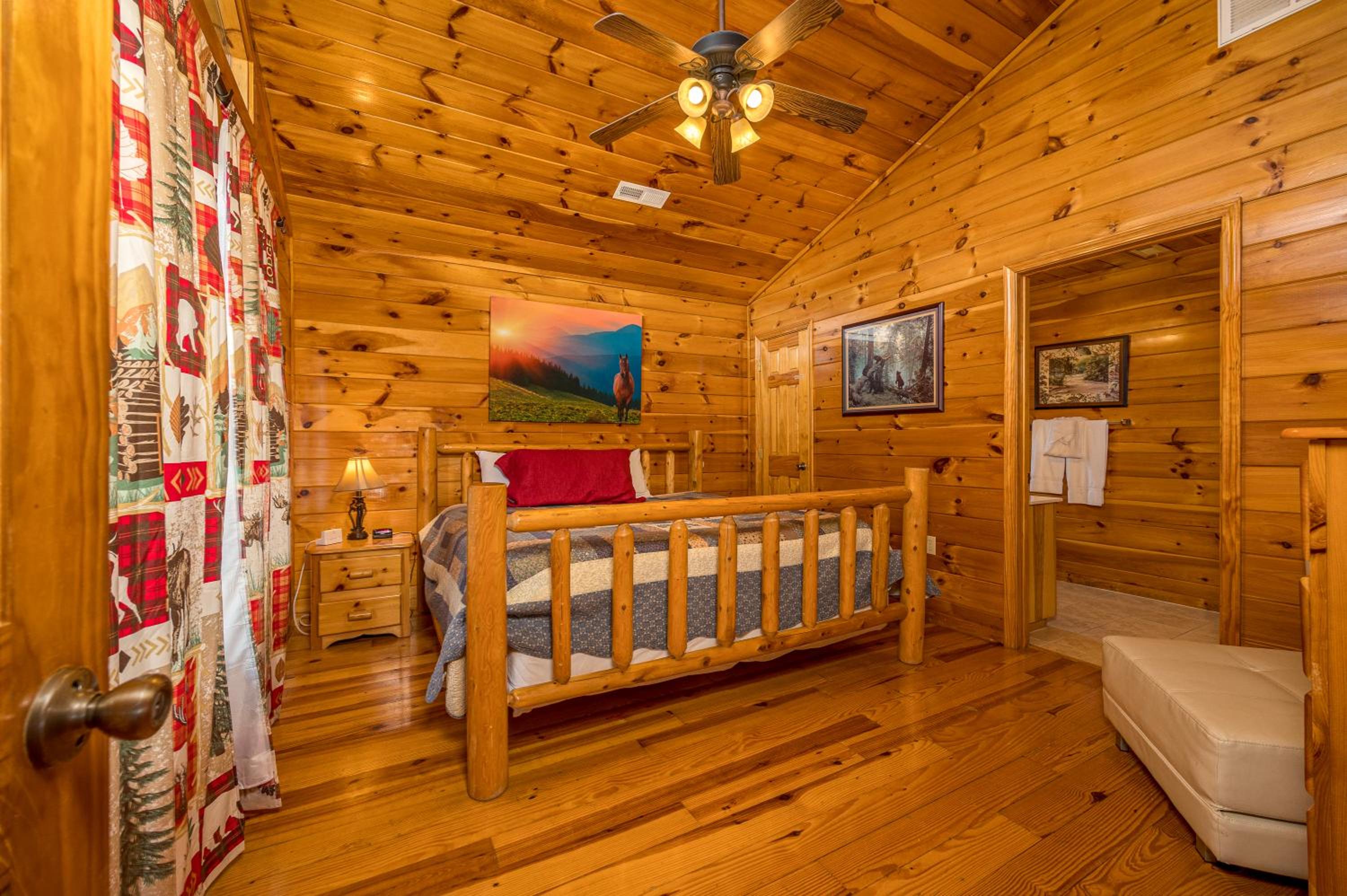Luxurious 6BR Smoky Mountain cabin with stunning views, game room, fire pit and hot tub, Wi-Fi