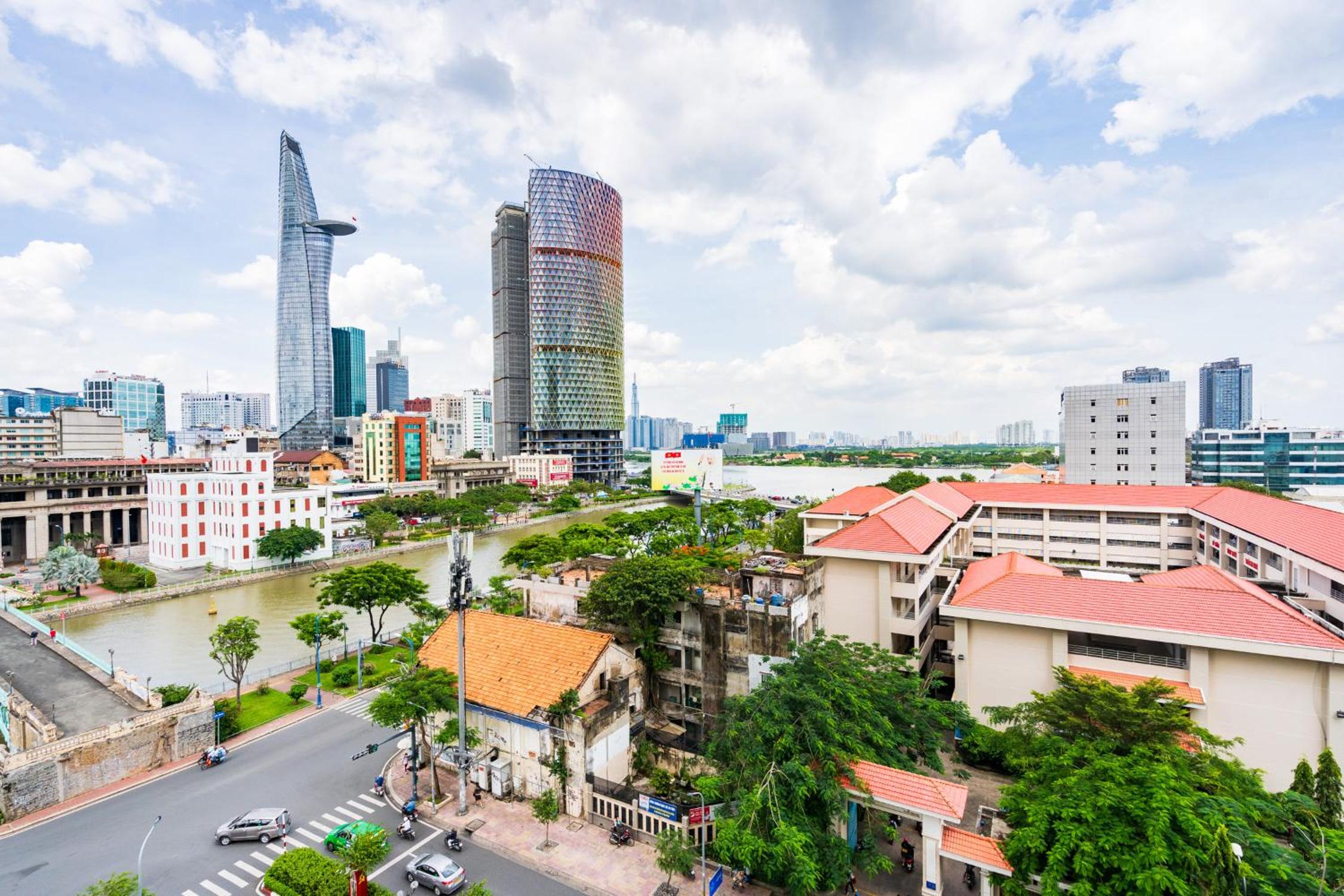 Lovely one bedroom stunning view in center