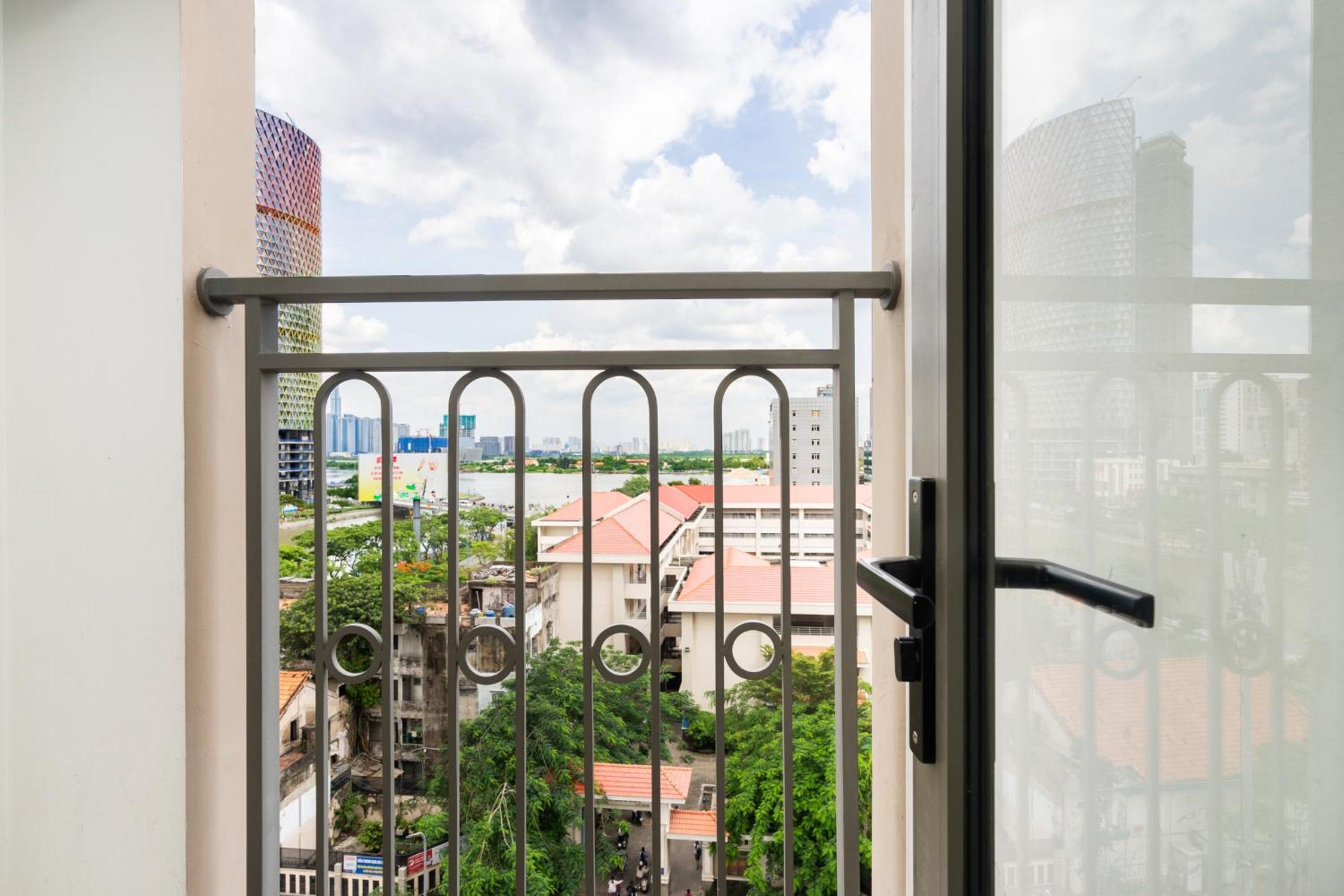 Lovely one bedroom stunning view in center