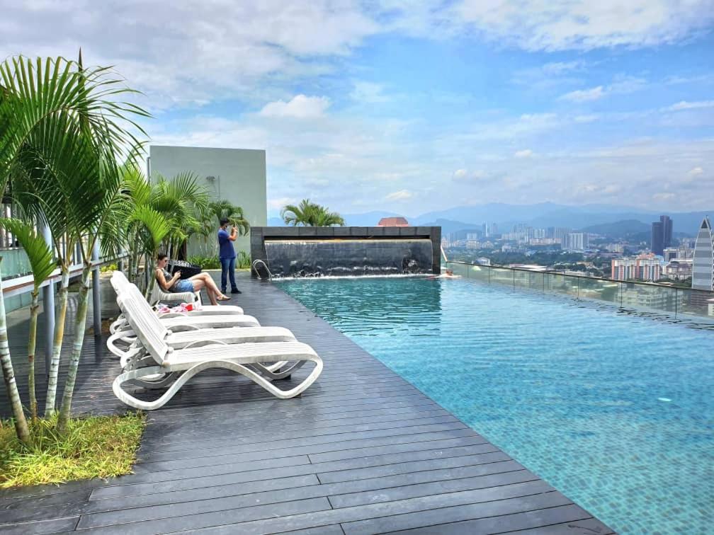 Regalia Suites KLCC View Rooftop Infinity Pool by SHI