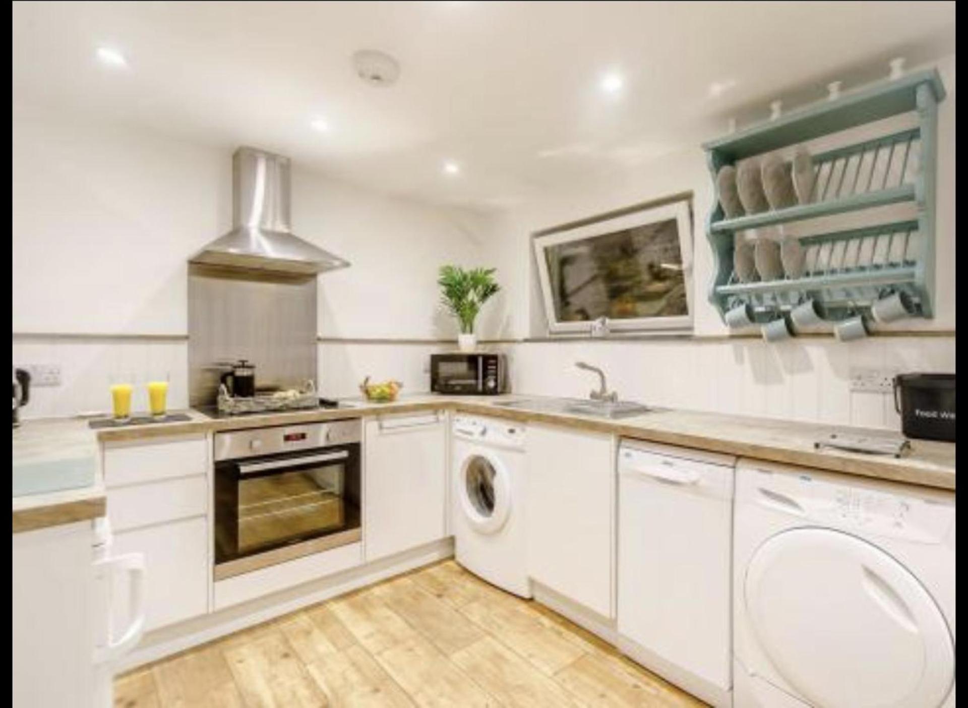 Charming 2-Bed Cottage in Wadebridge Cornwall view 4