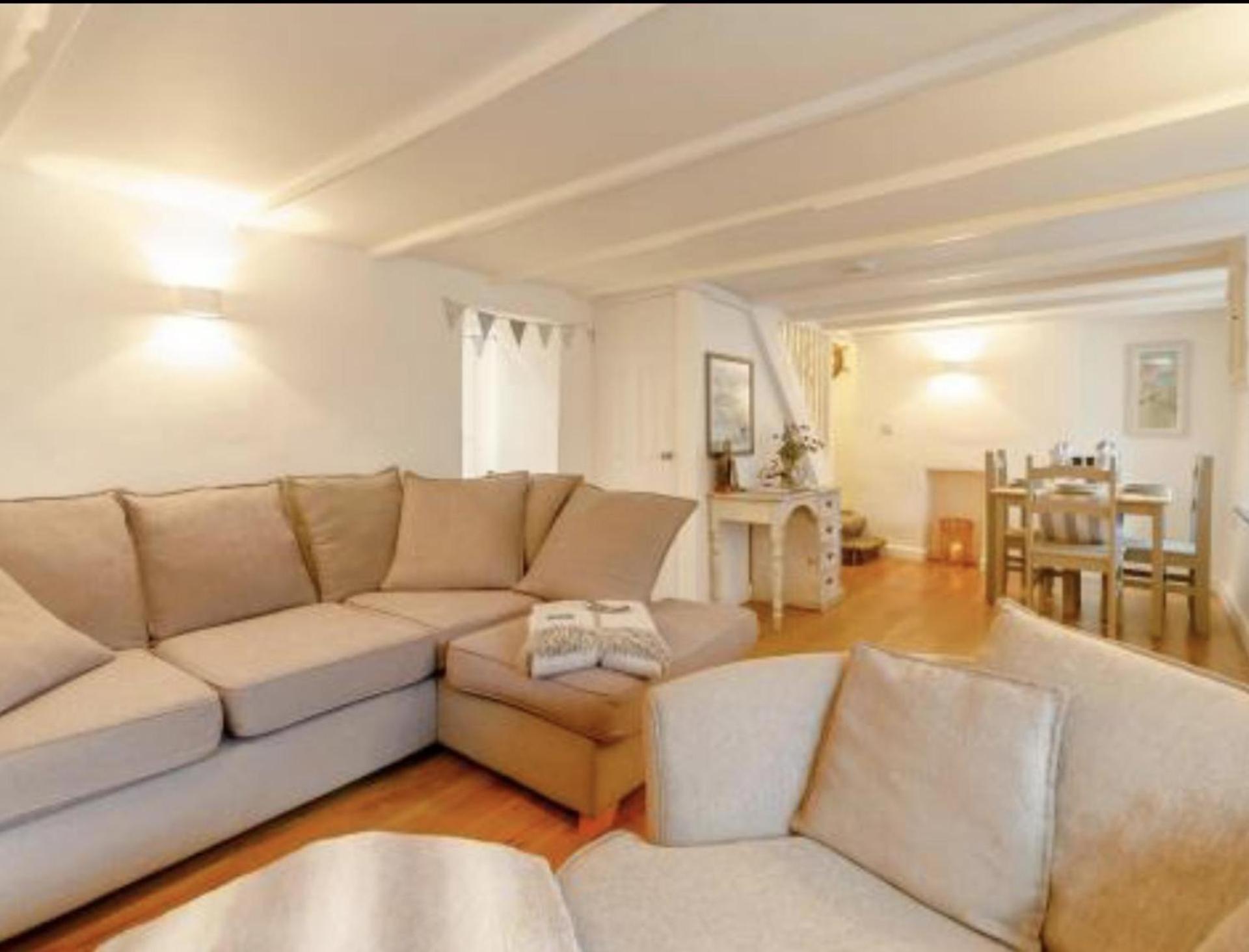 Charming 2-Bed Cottage in Wadebridge Cornwall view 3