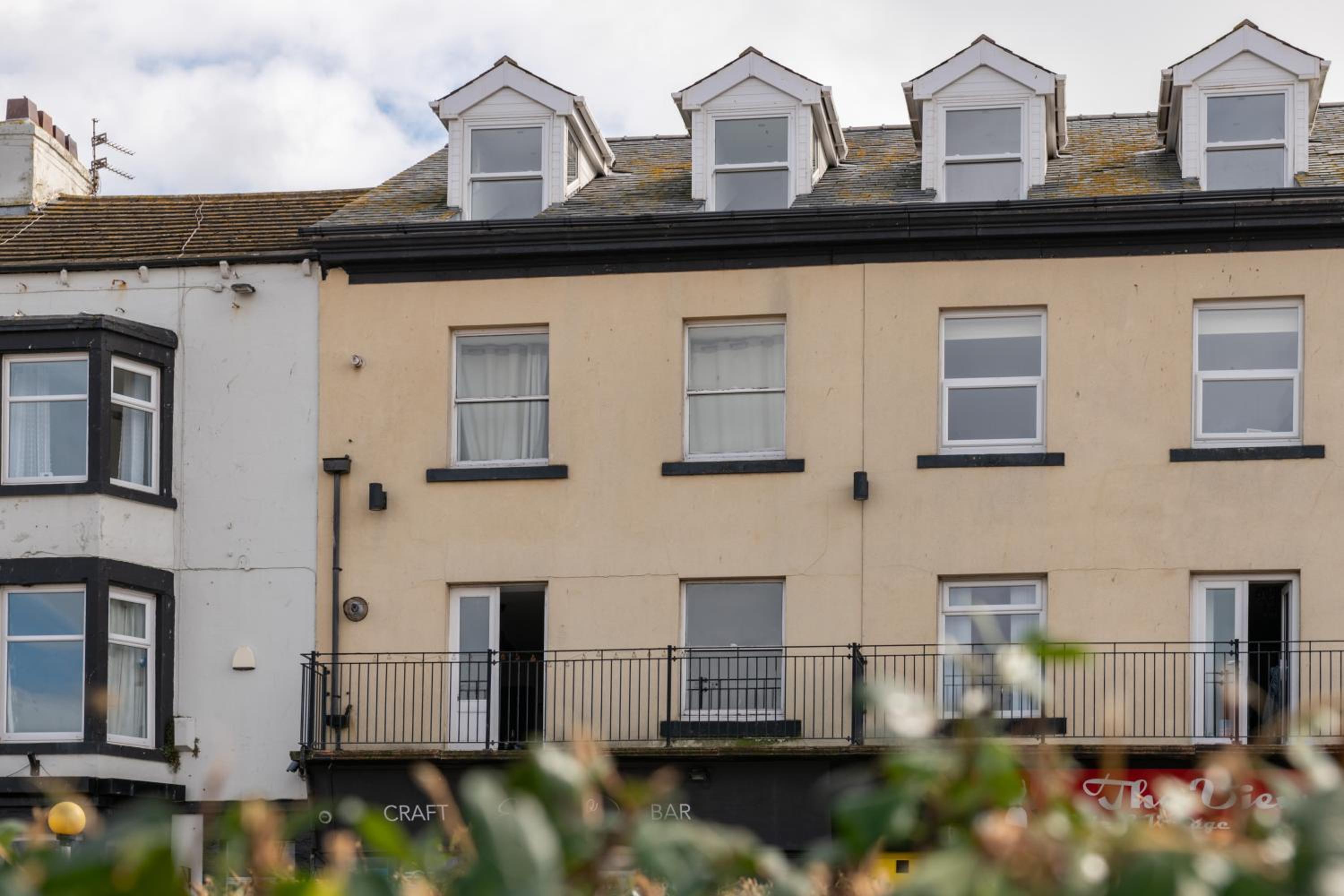 The Croston promenade balcony apartment- Morecambe central promenade, beach front and sea views