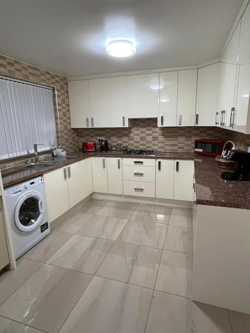 Gated home close to Birmingham City Centre view 3