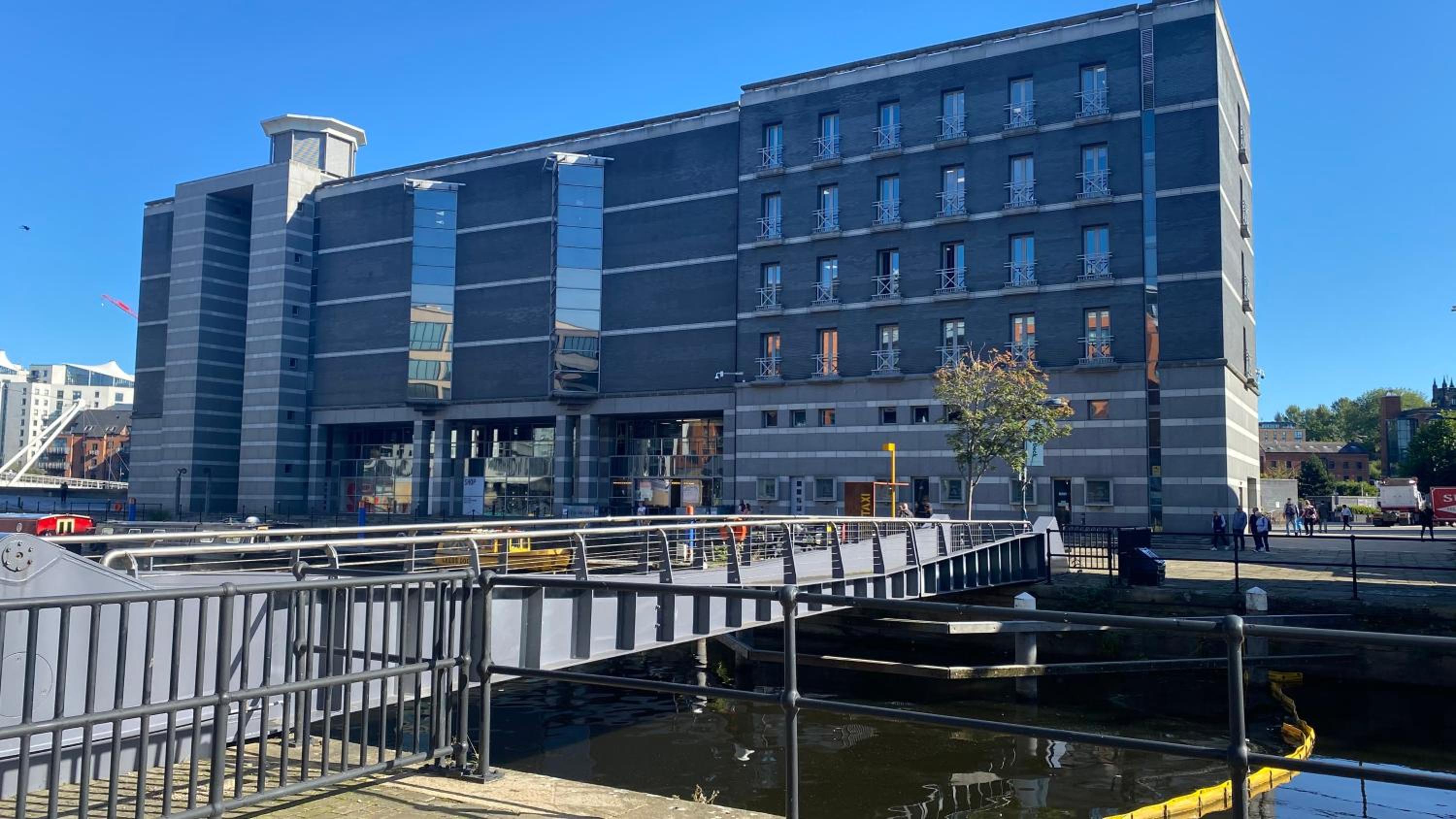 Lovely City Centre 1 bed apartment view 3