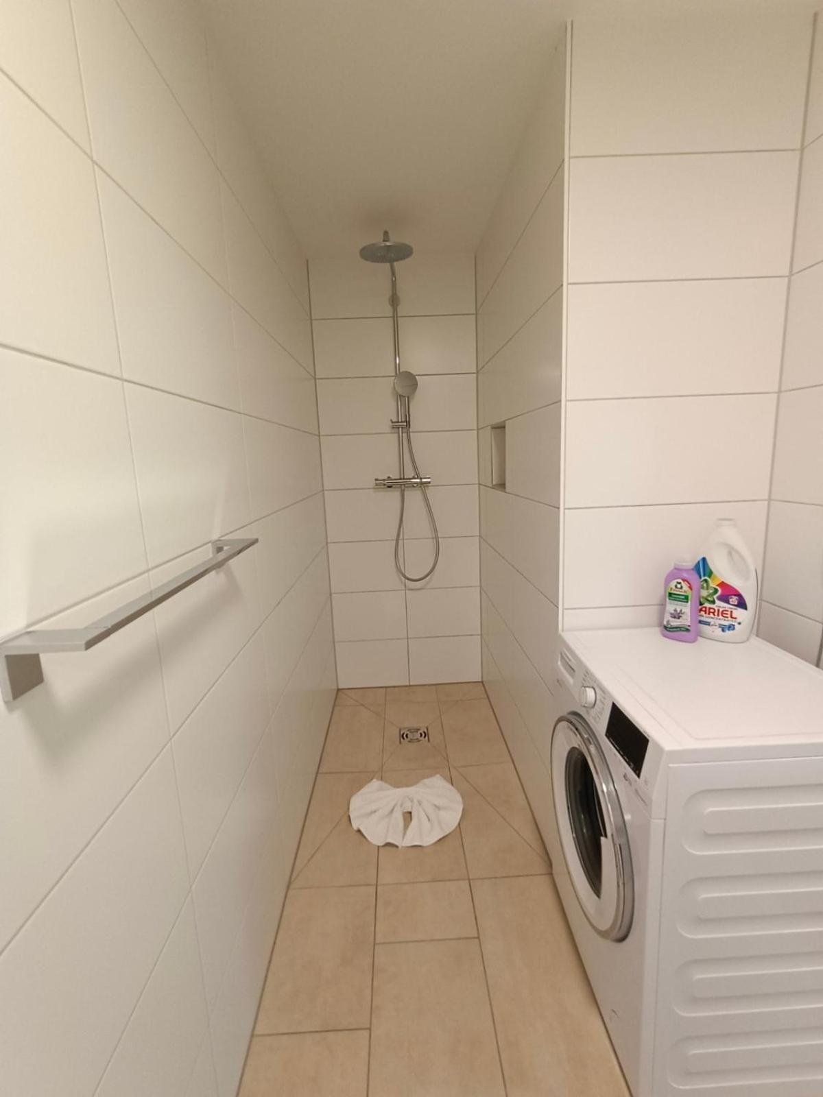 Neu erstellte Wohnung mit Balkon in Hard view 3
