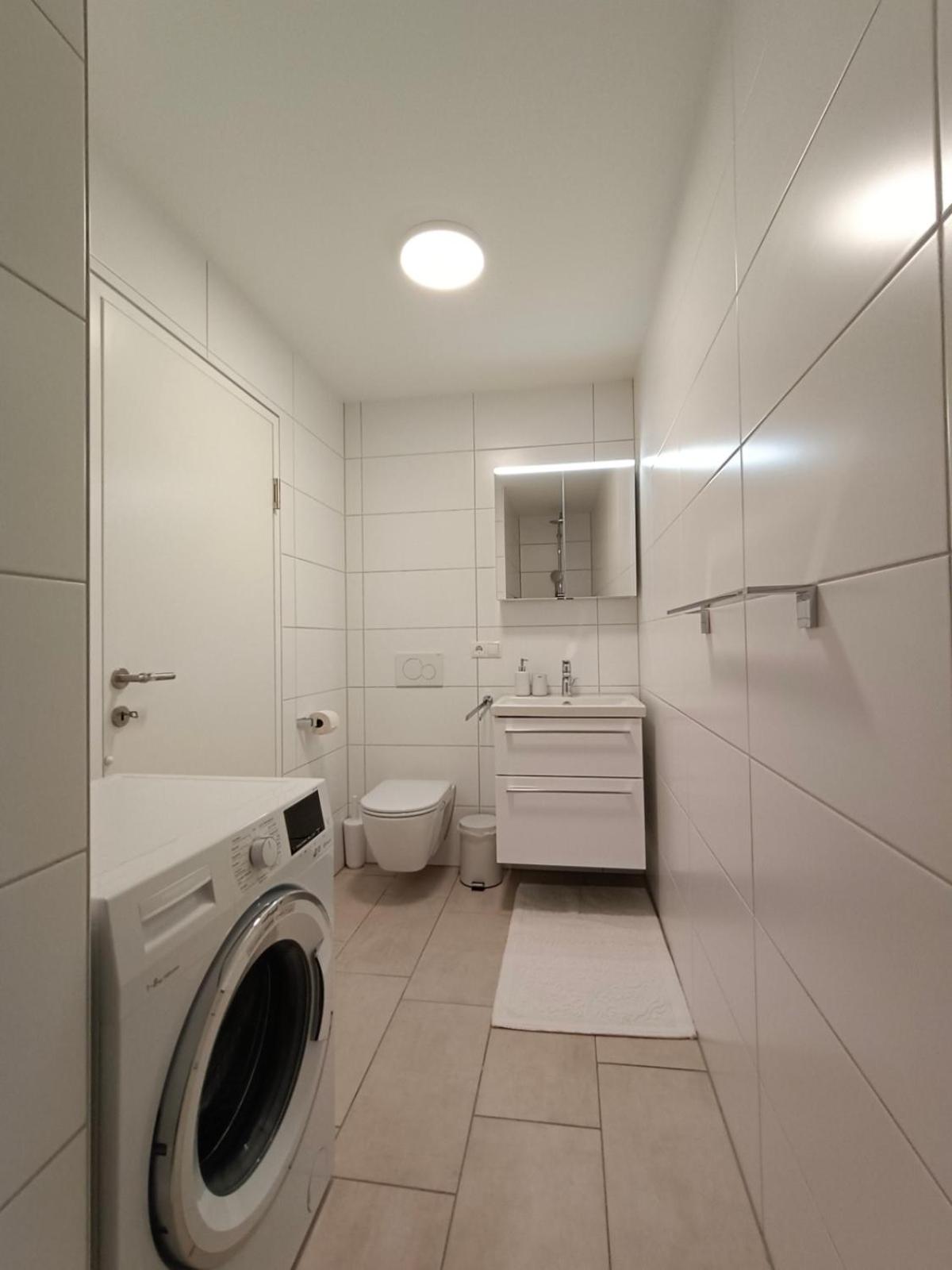 Neu erstellte Wohnung mit Balkon in Hard view 4