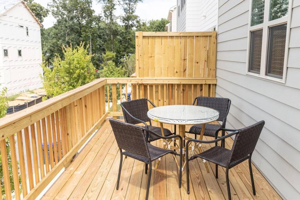 New spacious 3 bedroom suite garage parking free Wi-Fi office space and patio view view 4