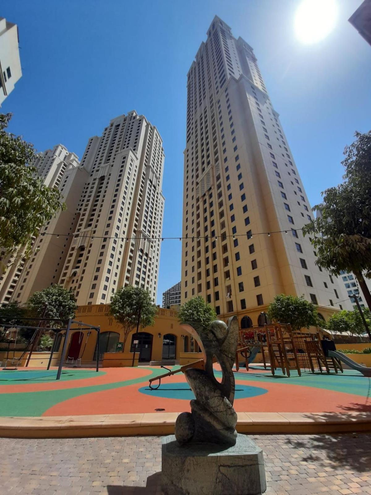 La Buena Vida Holiday Homes - Beach front very spacious, luxe and modern 3 bedroom with full kitchen in JBR , 3 min to the JBR beach Dubai Marina and Tram 
