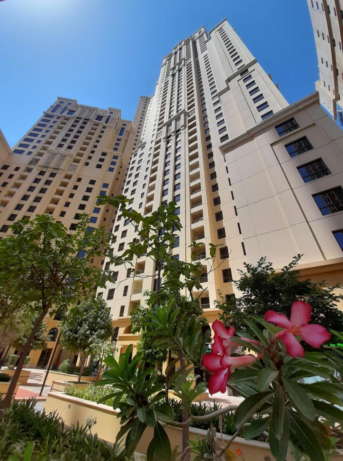 La Buena Vida Holiday Homes - Beach front very spacious, luxe and modern 3 bedroom with full kitchen in JBR , 3 min to the JBR beach Dubai Marina and Tram 