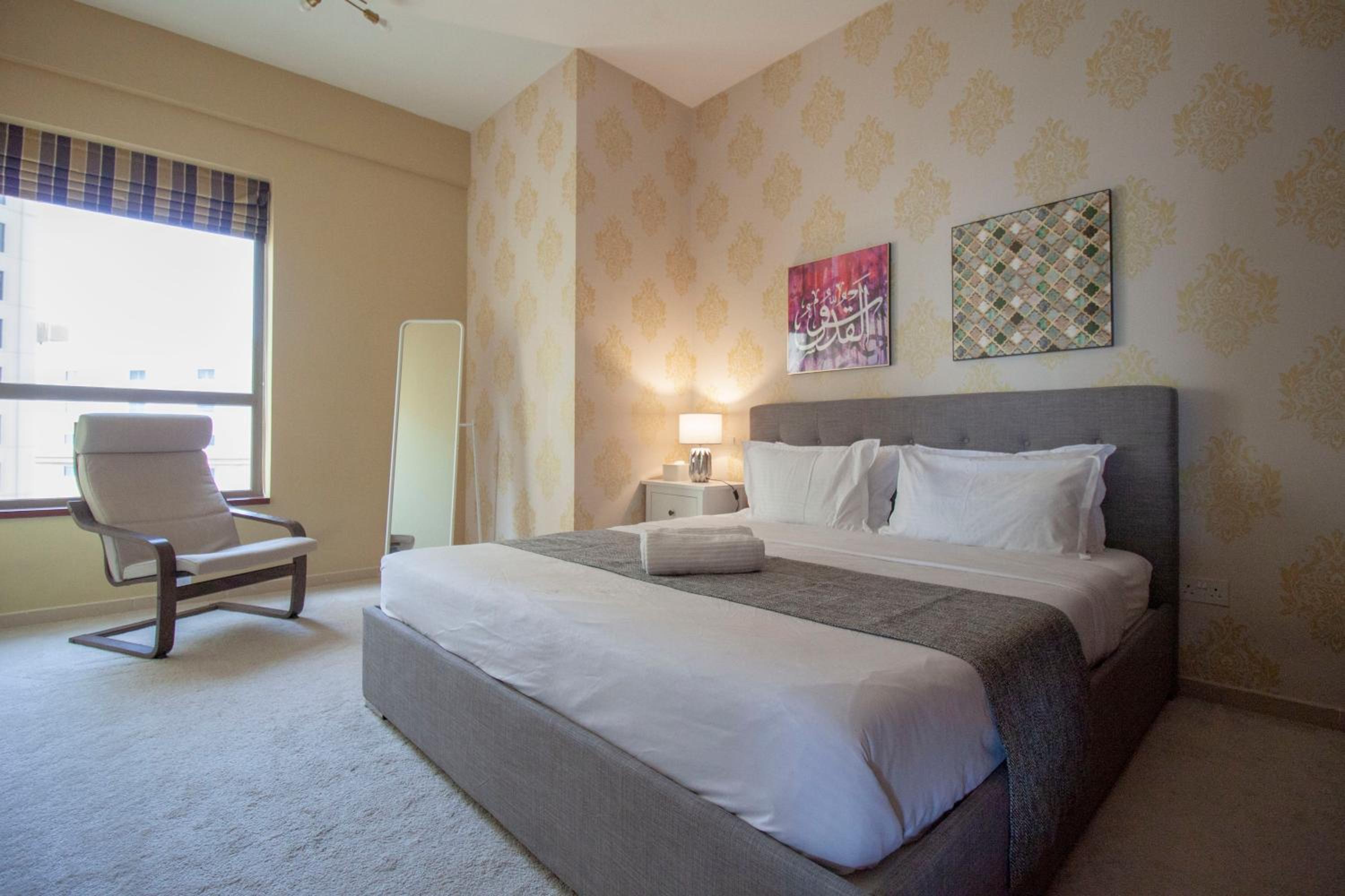 La Buena Vida Holiday Homes - Beach front very spacious, luxe and modern 3 bedroom with full kitchen in JBR , 3 min to the JBR beach Dubai Marina and Tram 