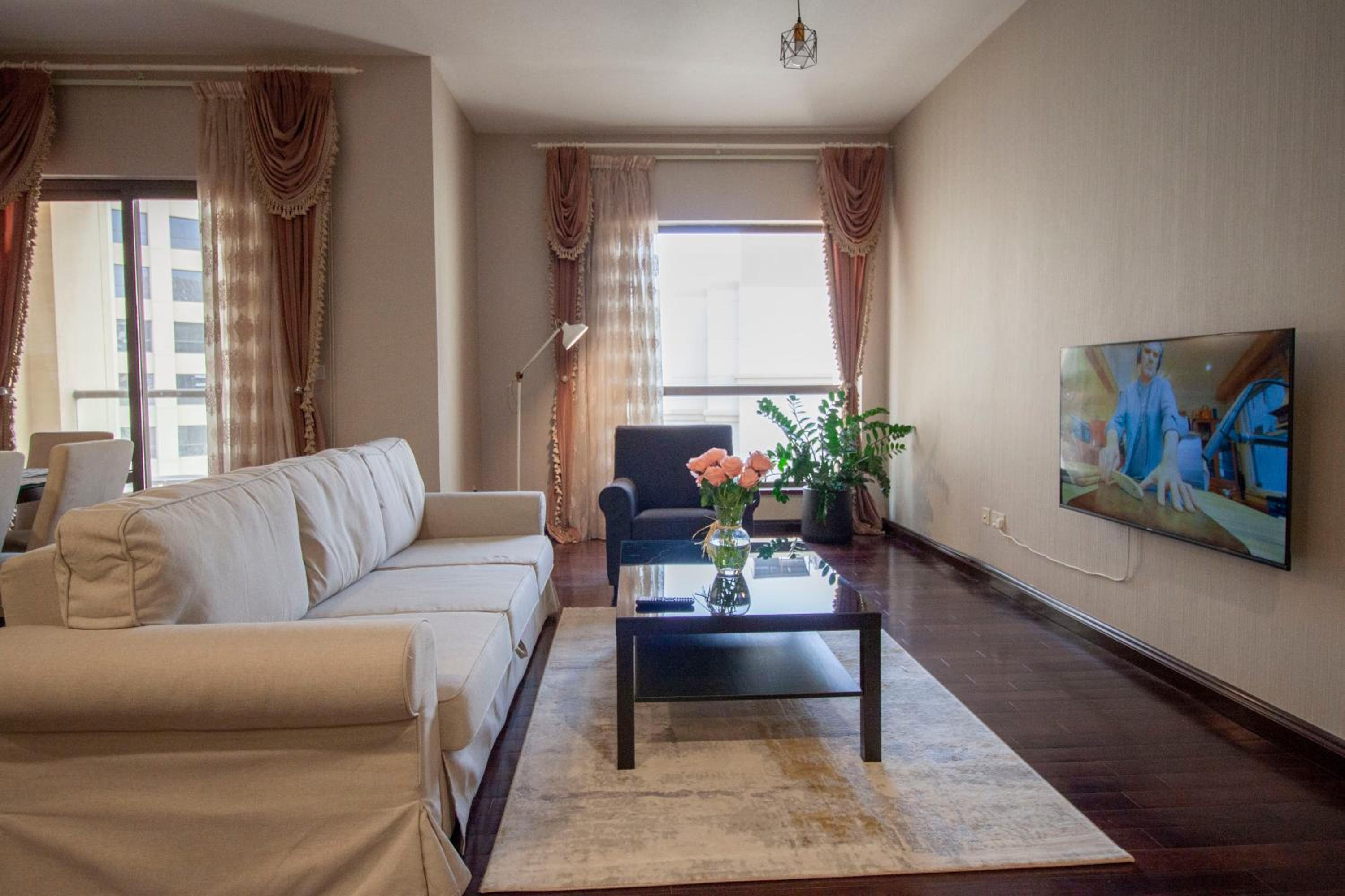 La Buena Vida Holiday Homes - Beach front very spacious, luxe and modern 3 bedroom with full kitchen in JBR , 3 min to the JBR beach Dubai Marina and Tram 