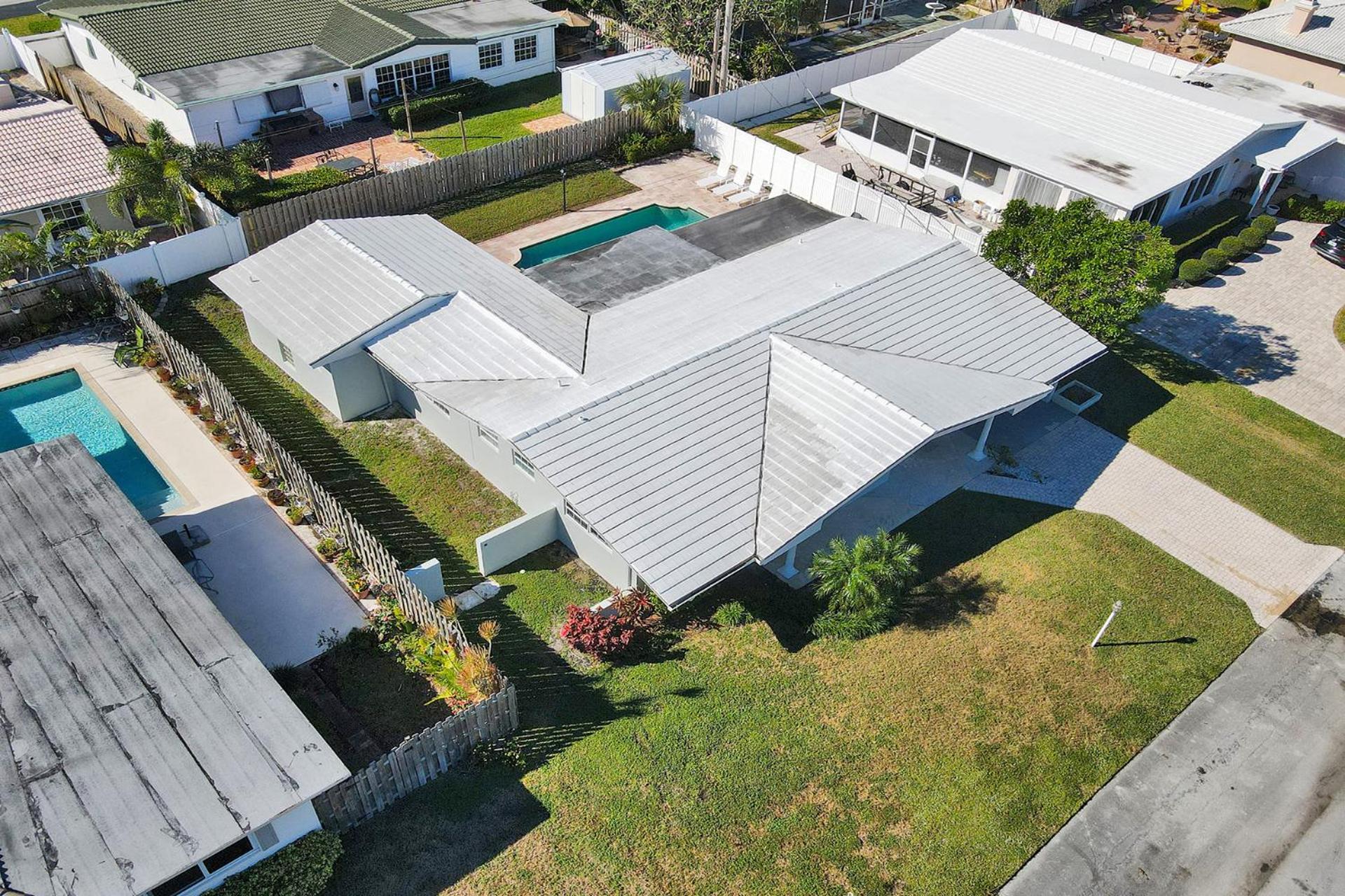 Stunning 4 Bedroom - Heated Pool+ Jacuzzi Close to The Beach