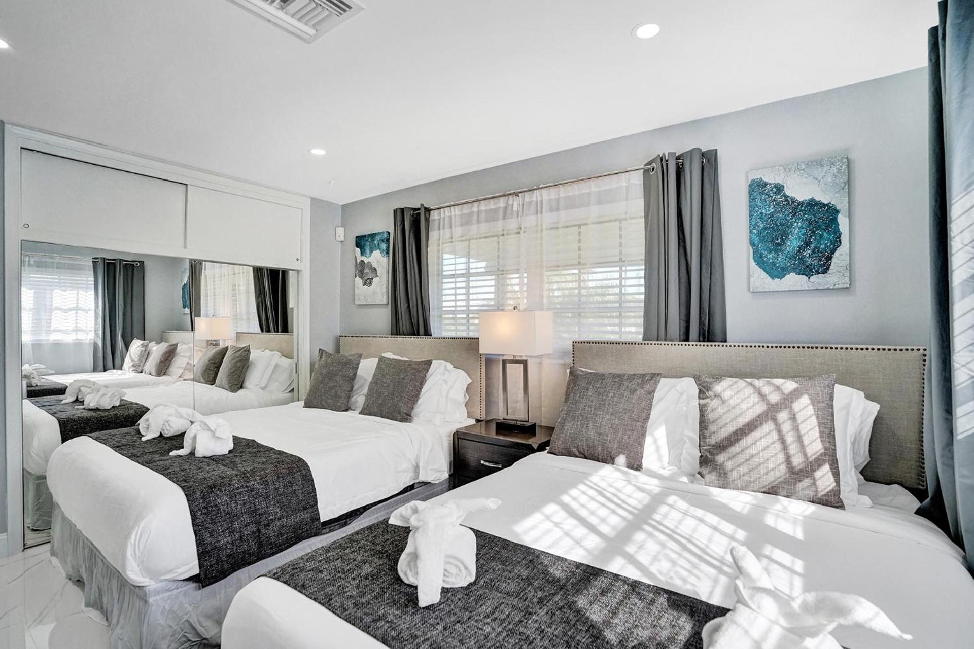 Stunning 4 Bedroom - Heated Pool+ Jacuzzi Close to The Beach