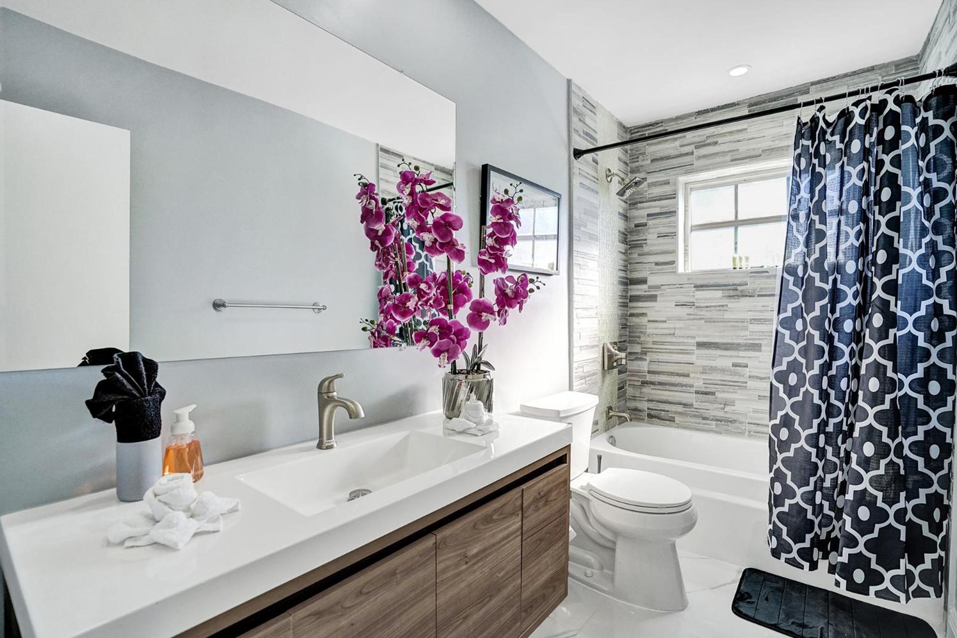 Stunning 4 Bedroom - Heated Pool+ Jacuzzi Close to The Beach