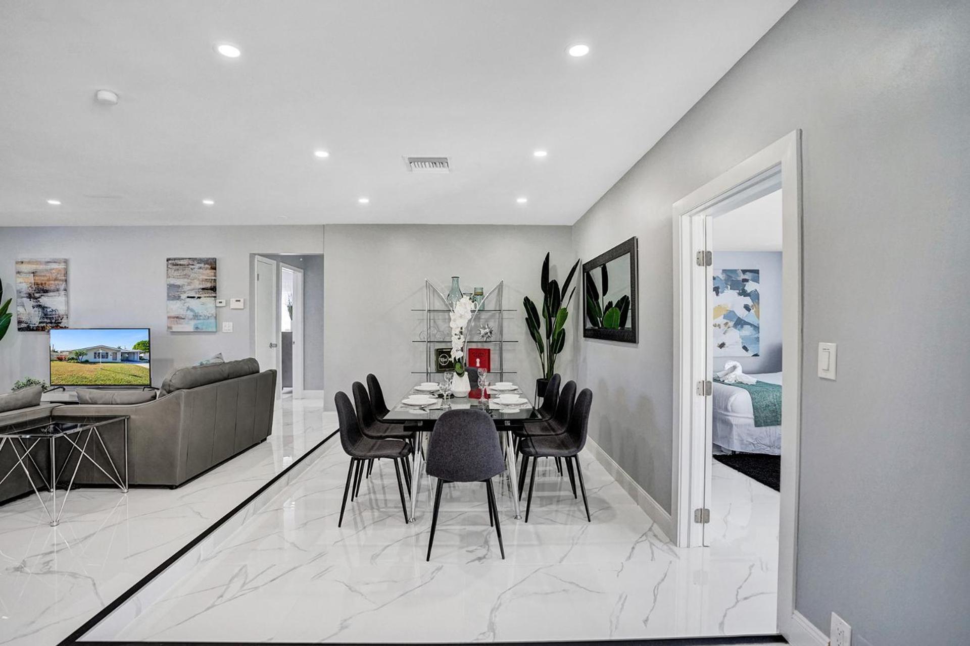 Stunning 4 Bedroom - Heated Pool+ Jacuzzi Close to The Beach