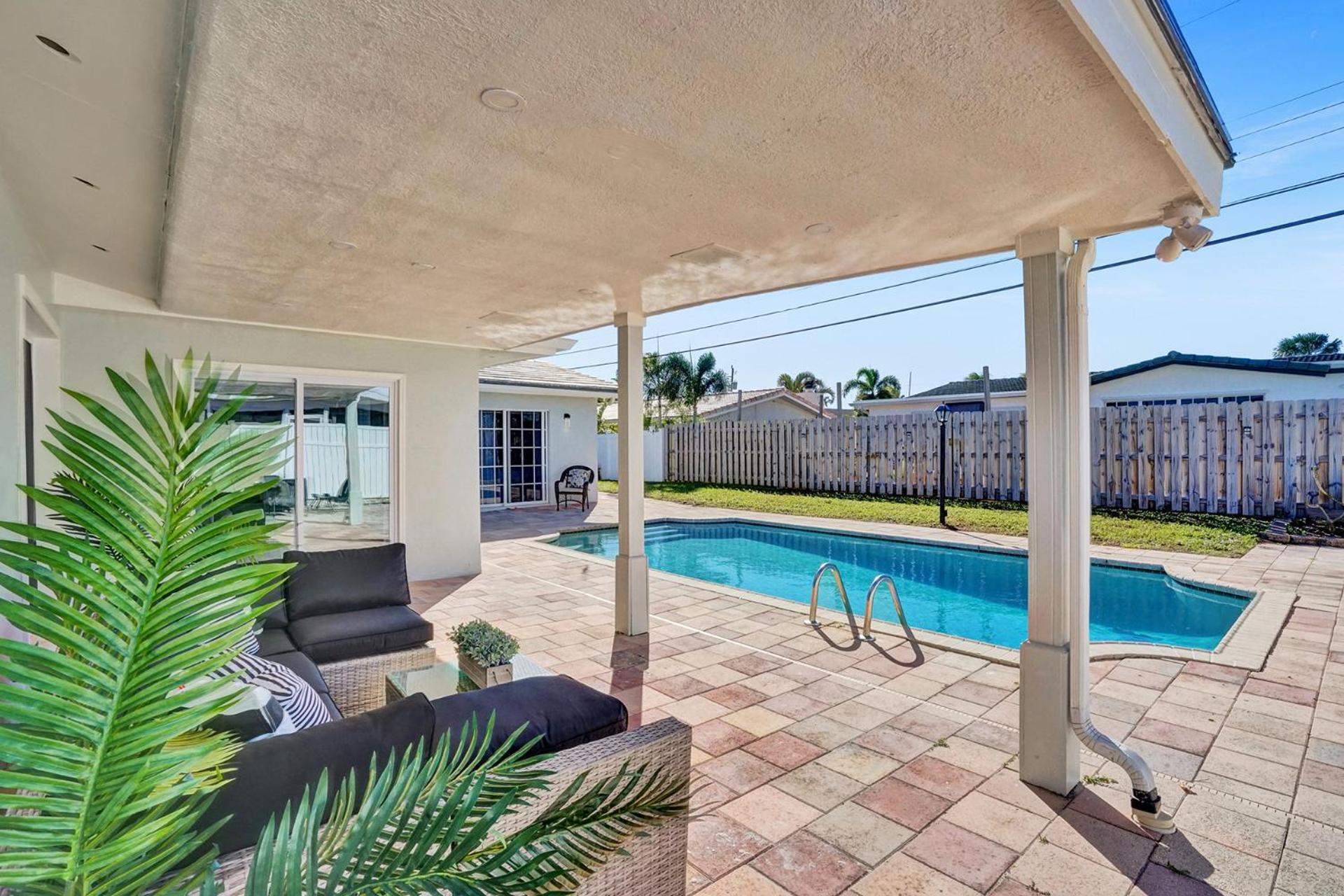 Stunning 4 Bedroom - Heated Pool+ Jacuzzi Close to The Beach