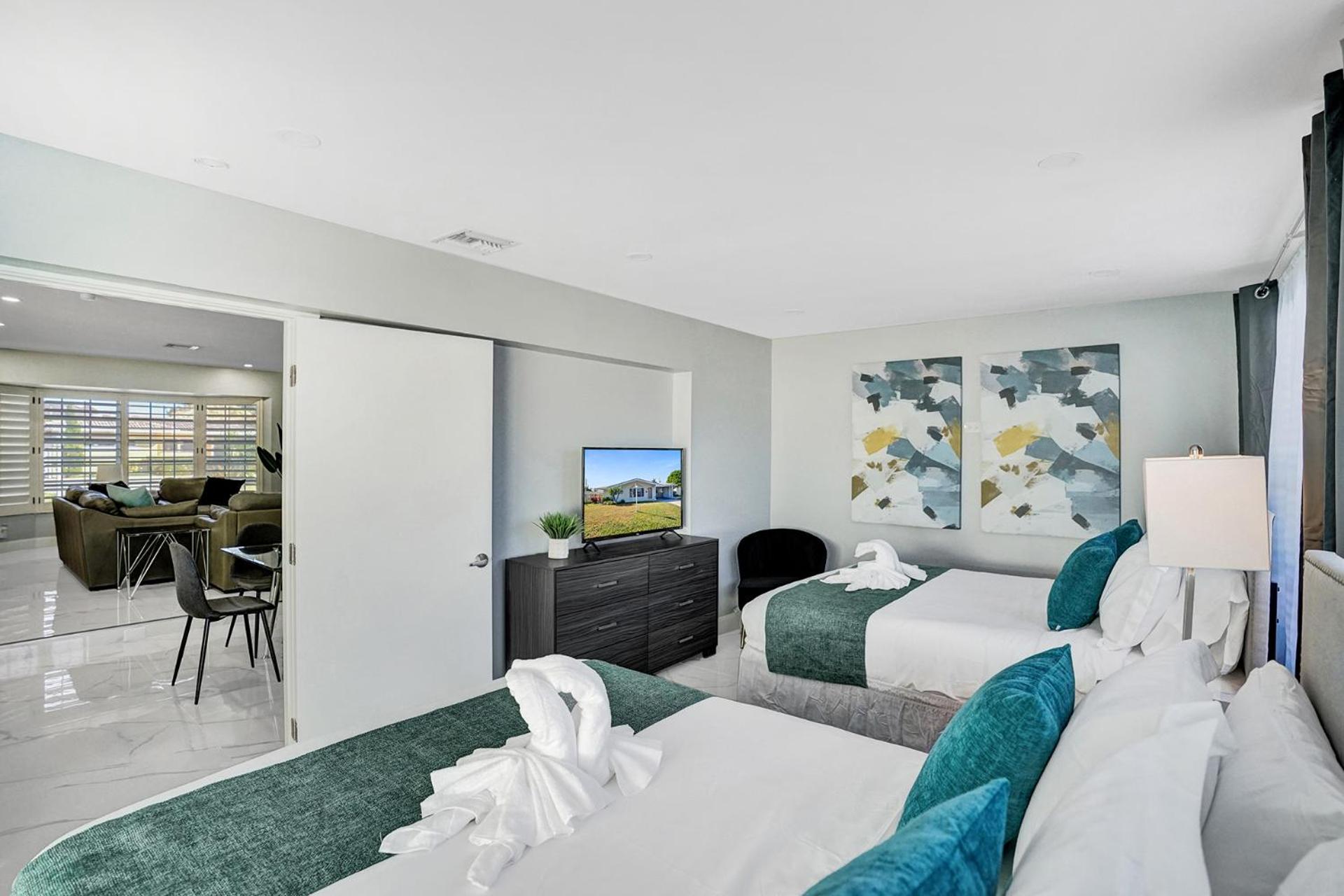 Stunning 4 Bedroom - Heated Pool+ Jacuzzi Close to The Beach