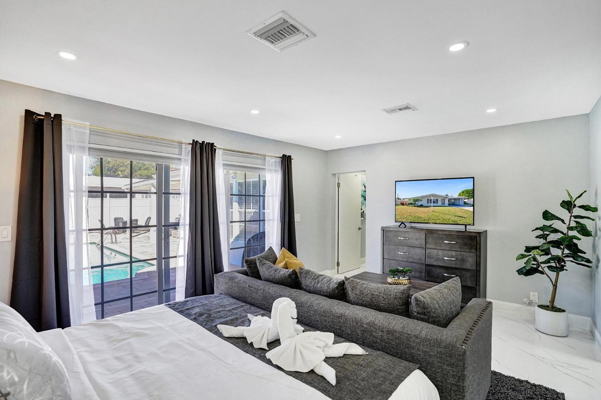 Stunning 4 Bedroom - Heated Pool+ Jacuzzi Close to The Beach