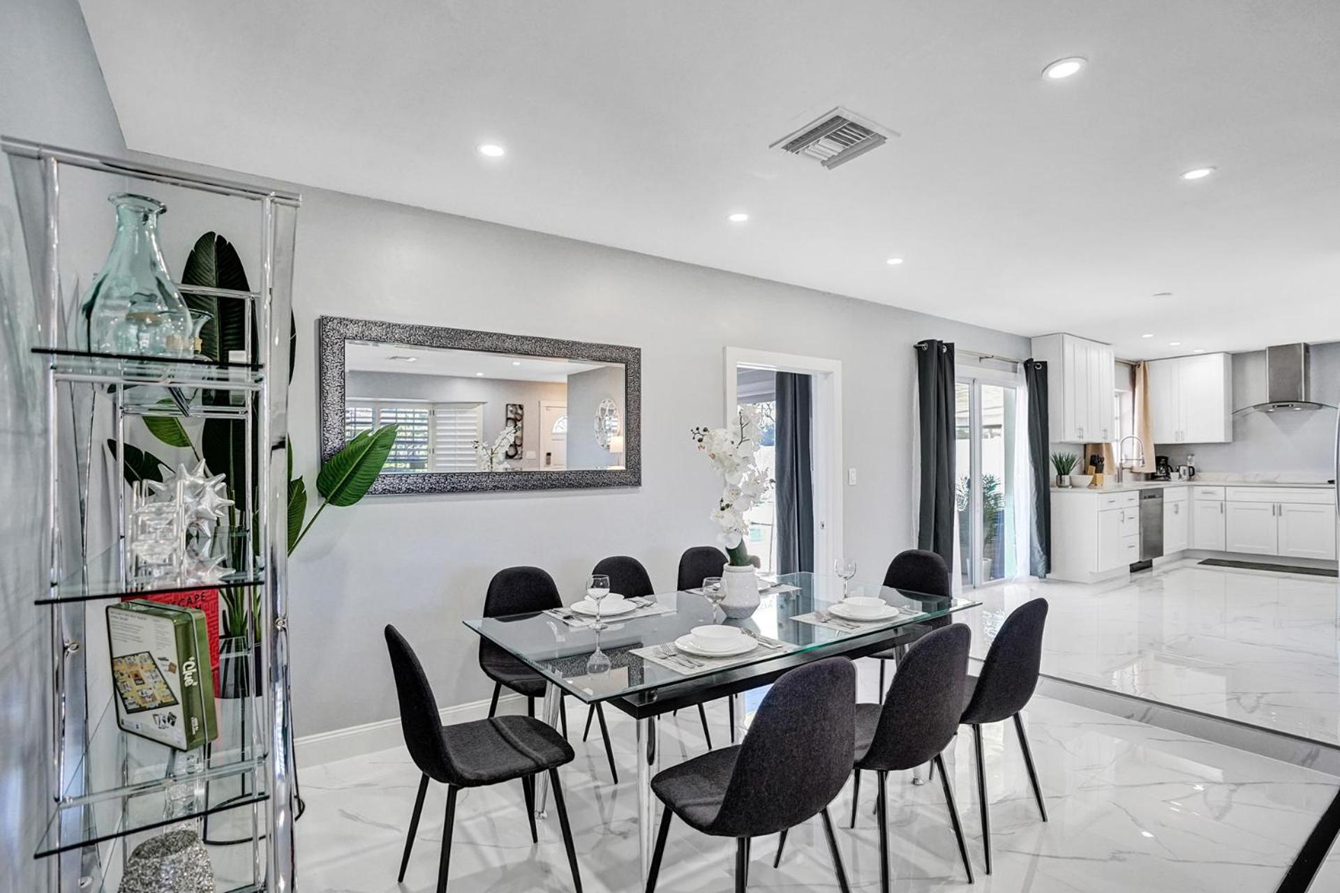 Stunning 4 Bedroom - Heated Pool+ Jacuzzi Close to The Beach